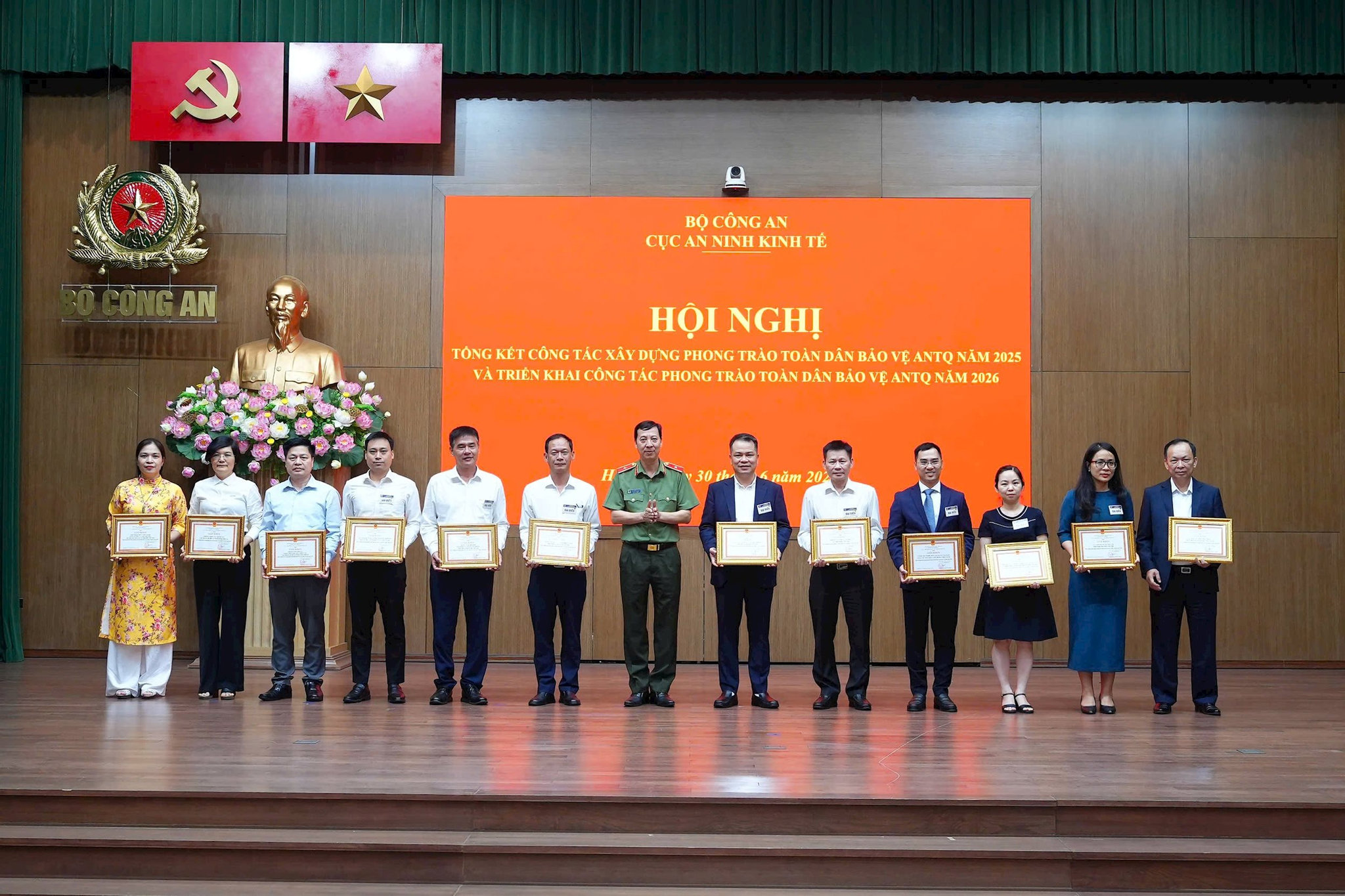 Cơ quan Thường trực Hiệp hội Ngân hàng Việt Nam vinh dự là 1 trong 27 cơ quan doanh nghiệp đạt tiêu chuẩn “An toàn về ANTT” và là 1 trong 55 tập thể được nhận giấy khen của Cục An ninh kinh tế. Ảnh: CAND