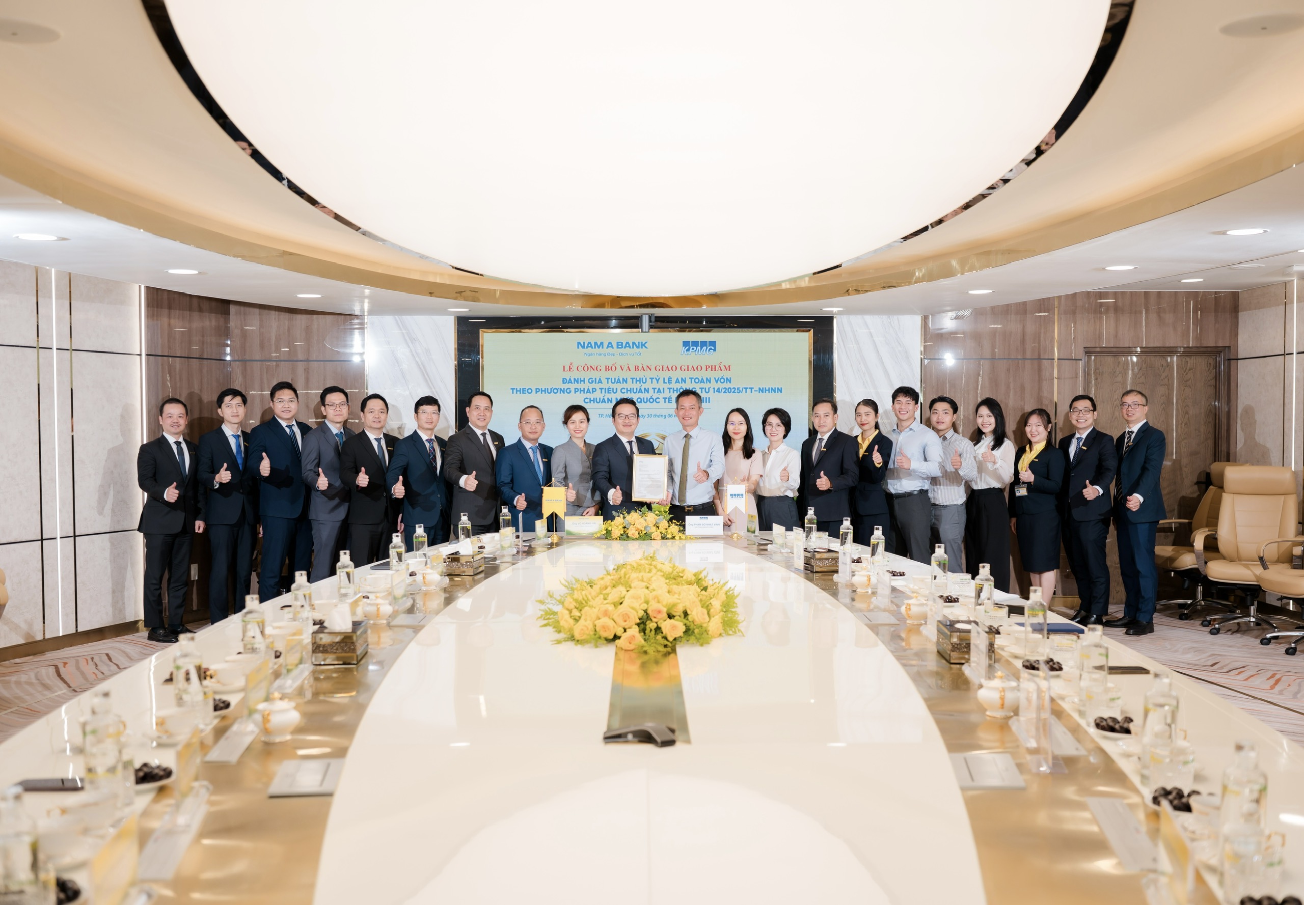 Các đại biểu chụp hình lưu niệm.