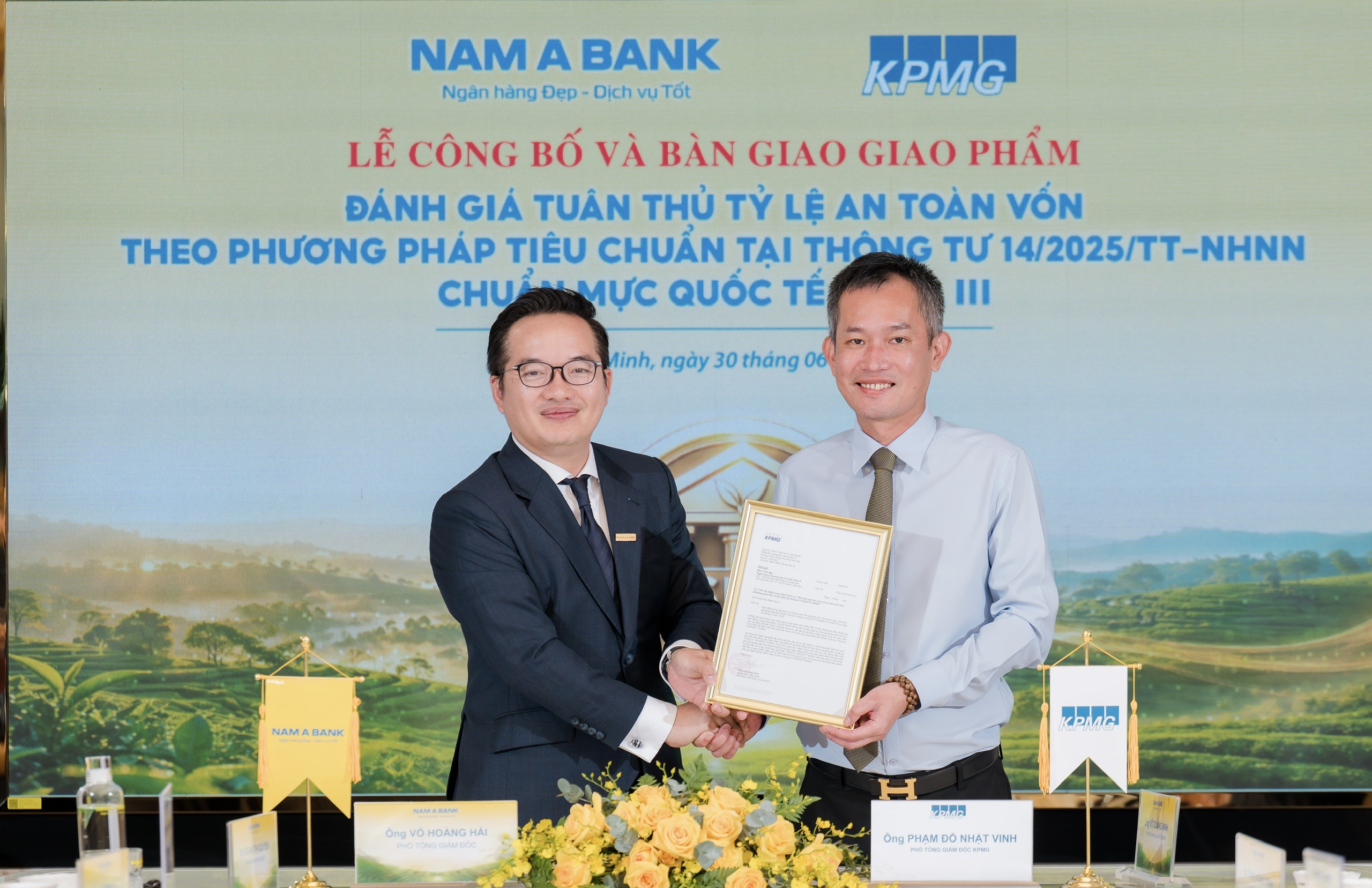 Đại diện KPMG trao thư xác nhận hoàn thành giao phẩm quan trọng này đến đại diện Nam A Bank.