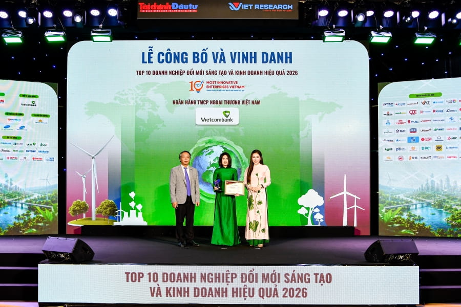 Bà Lê Hồng Vân - Phó Trưởng phụ trách Trung tâm Đổi mới sáng tạo đại diện Vietcombank nhận giải Top 10 Ngân hàng Đổi mới sáng tạo và Kinh doanh hiệu quả năm 2026 (VIE10)