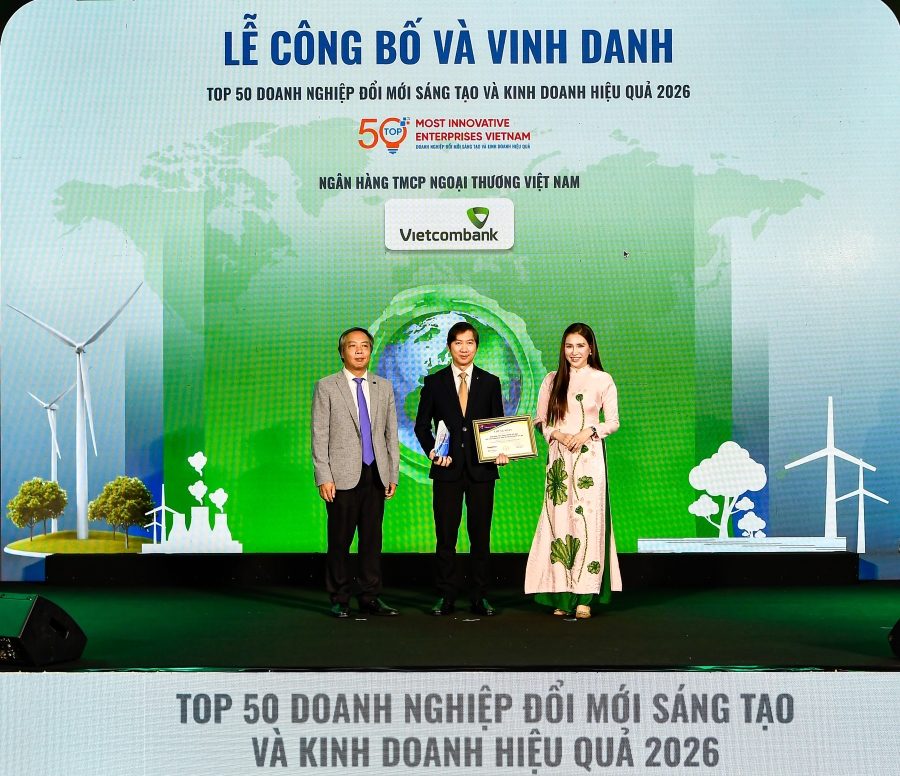 Ông Nguyễn Hữu Kiên - Phó Trưởng Ban Marketing và Truyền thông đại diện Vietcombank nhận giải TOP 50 Doanh nghiệp Đổi mới sáng tạo và Kinh doanh hiệu quả năm 2026 (VIE50)