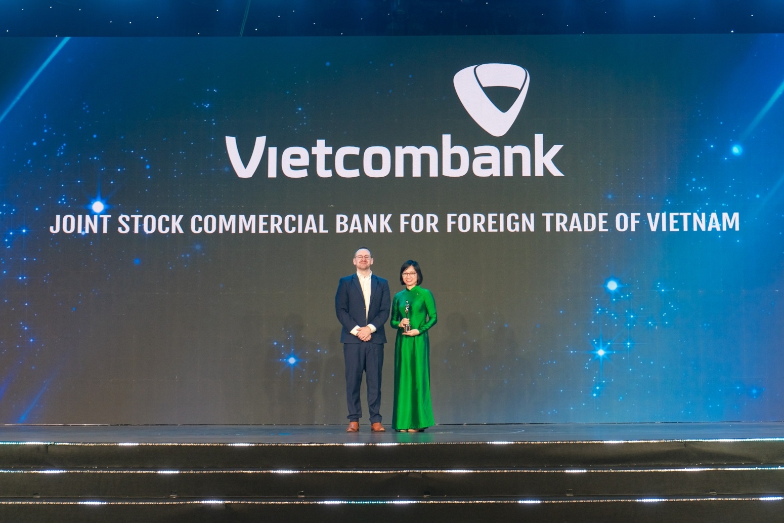 Bà Tô Thị Phương Dung - Trưởng Phòng Chính sách & Kế hoạch nhân sự đại diện Vietcombank nhận cúp "Harmonia" từ Ban tổ chức