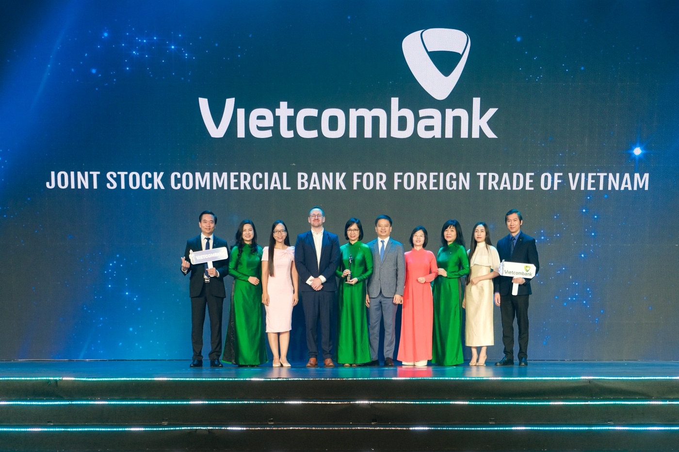 Đại diện Vietcombank nhận cúp "Harmonia" từ Ban tổ chức
