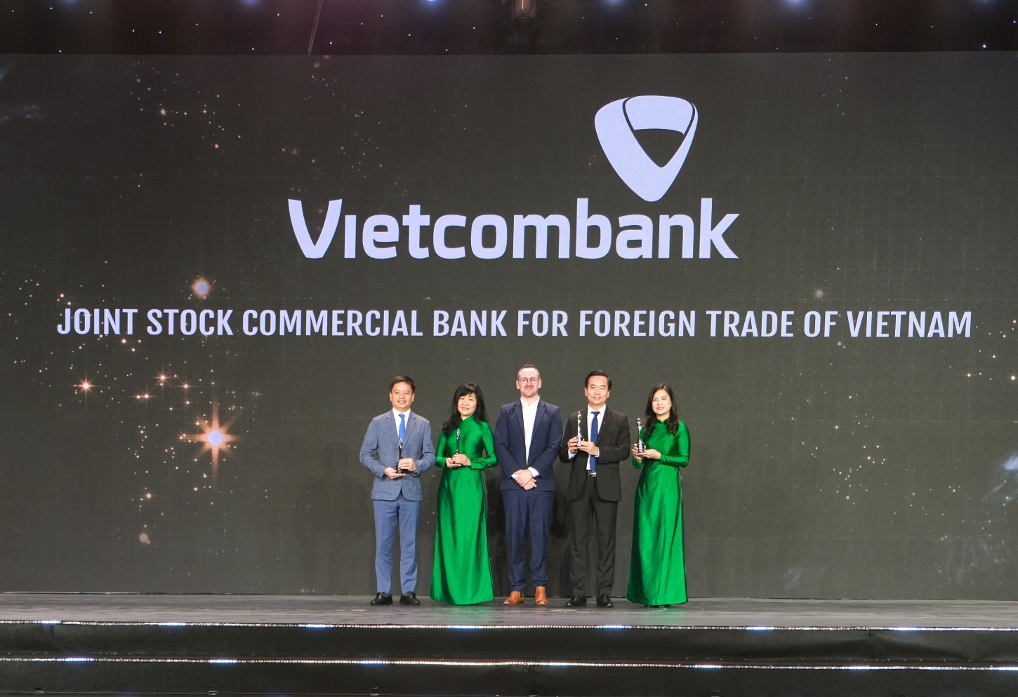 Đại diện lãnh đạo các đơn vị Vietcombank nhận 4 giải đặc biệt từ BTC