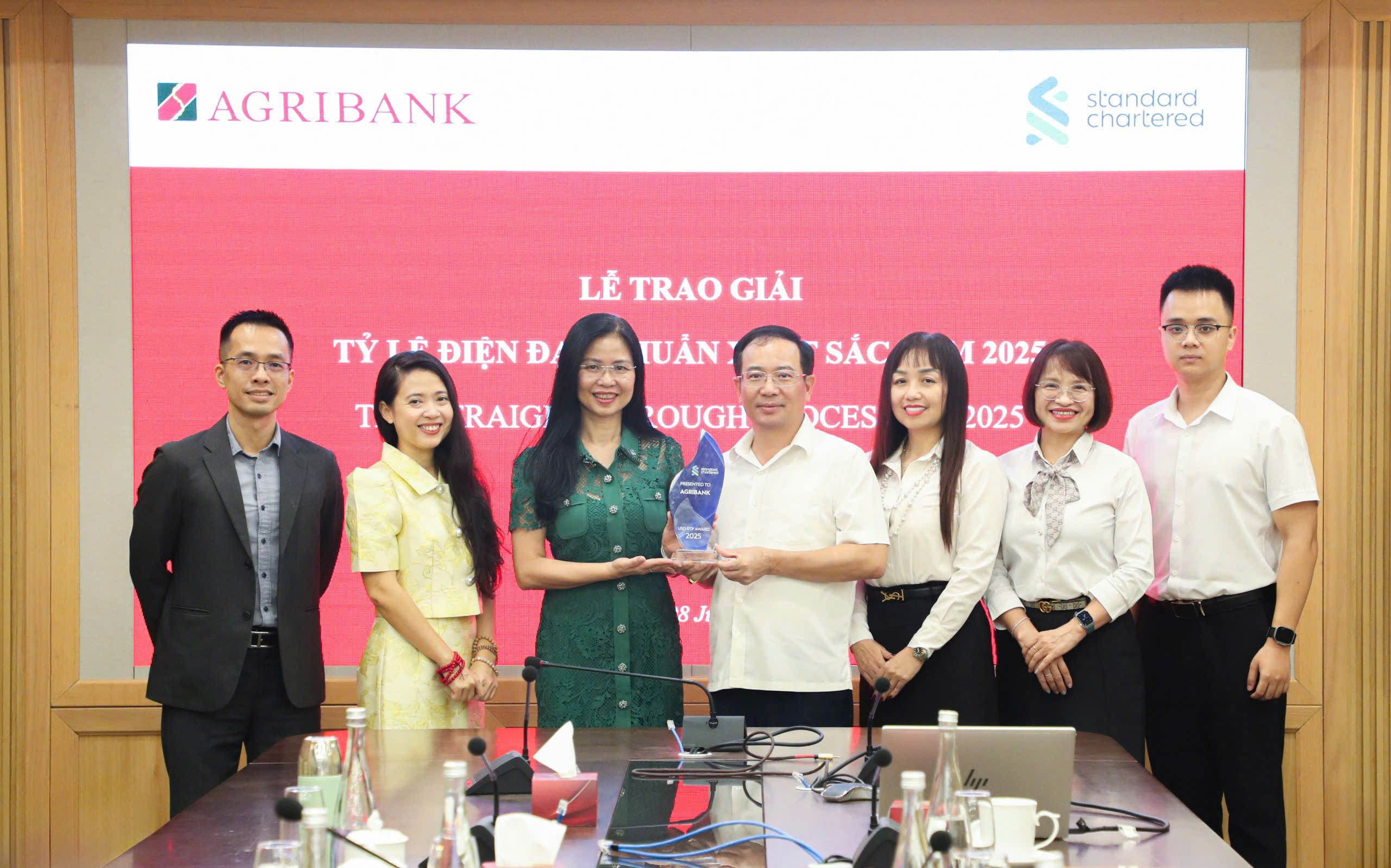 Đại diện Agribank và Standard Chartered tại buổi làm việc