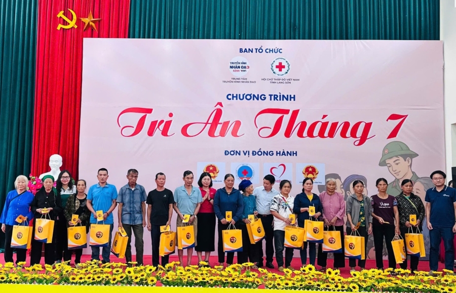 Bà Nguyễn Thị Tuấn Anh - Ủy viên BCH Đảng bộ, Phó Giám đốc Vietcombank Sở giao dịch (thứ 3 từ trái sang) tặng quà các gia đình chính sách, người có công trên địa bàn xã Hoàng Văn Thụ, tỉnh Lạng Sơn