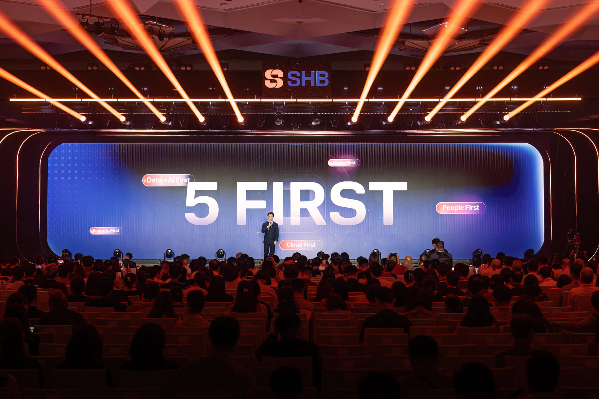 Ảnh 3: Trên nền tảng công nghệ, SHB ứng dụng “5 First tạo nền tảng cho việc xây dựng ngân hàng số hiện đại, an toàn và linh hoạt”