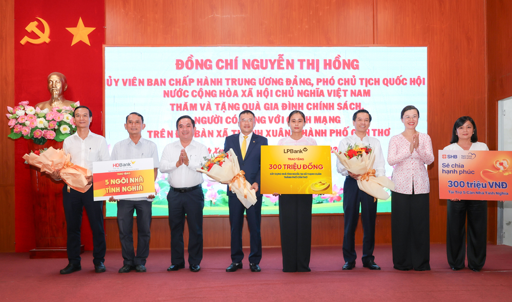 LPBank hỗ trợ 300 triệu đồng xây dựng nhà cho hộ khó khăn tại Cần Thơ
