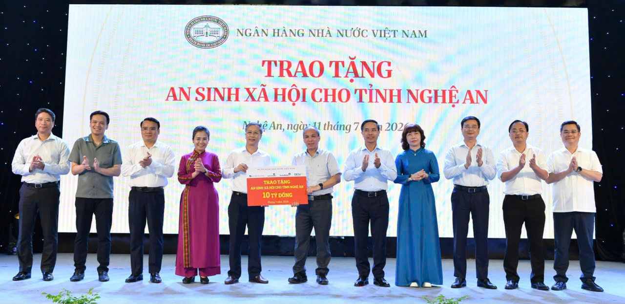 Thống đốc Phạm Đức Ấn, Phó Thống đốc Phạm Thanh Hà, lãnh đạo tỉnh Nghệ An, lãnh đạo NHNN Chi nhánh Khu vực 8, lãnh đạo các NHTM chứng kiến Lễ trao tặng giữa Phó Thống đốc Thường trực Đoàn Thái Sơn và Phó Chủ tịch Ủy ban Mặt trận Tổ quốc tỉnh Nghệ An Nguyễn Đức Thành