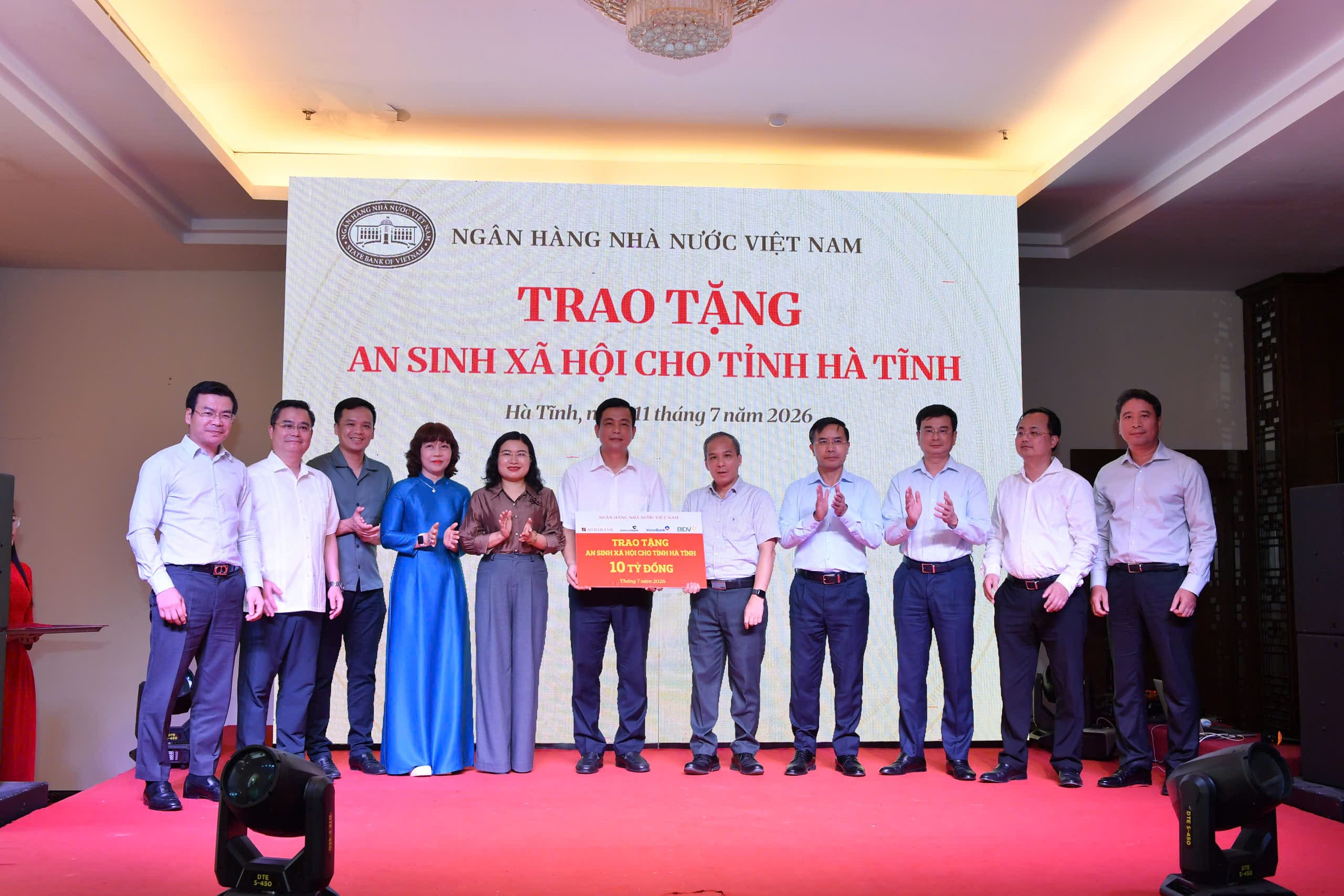 Thống đốc Phạm Đức Ấn, Phó Thống đốc Phạm Thanh Hà và Lãnh đạo tỉnh Hà Tĩnh, lãnh đạo các NHTM, Bảo hiểm Tiền gửi Việt Nam chứng kiến Lễ trao tặng giữa Phó Thống đốc Thường trực Đoàn Thái Sơn và Chủ tịch Uỷ ban Mặt trận Tổ quốc tỉnh Hà Tĩnh Nguyễn Thành Đồng.