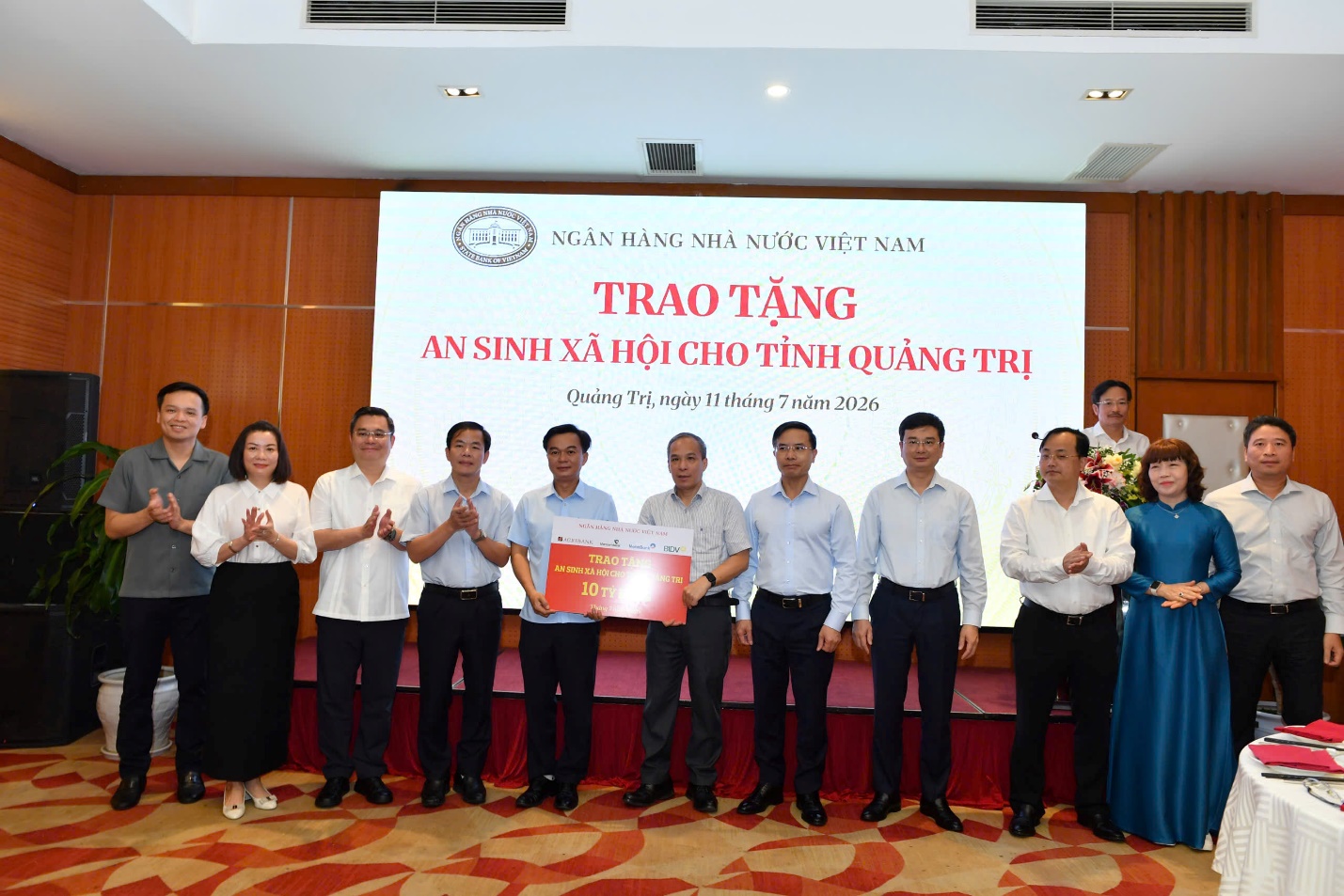 Thống đốc Phạm Đức Ấn và Đ/c Nguyễn Văn Phương, Uỷ viên BCH Trung ương Đảng, Bí thư Tỉnh uỷ Quảng Trị, Phó Thống đốc Phạm Thanh Hà cùng lãnh đạo NHNN Chi nhánh khu vực 8, lãnh đạo các NHTM chứng kiến Lễ trao tặng giữa Phó Thống đốc Thường trực Đoàn Thái Sơn và Chủ tịch Mặt trận Tổ quốc tỉnh Quảng Trị Nguyễn Chiến Thắng