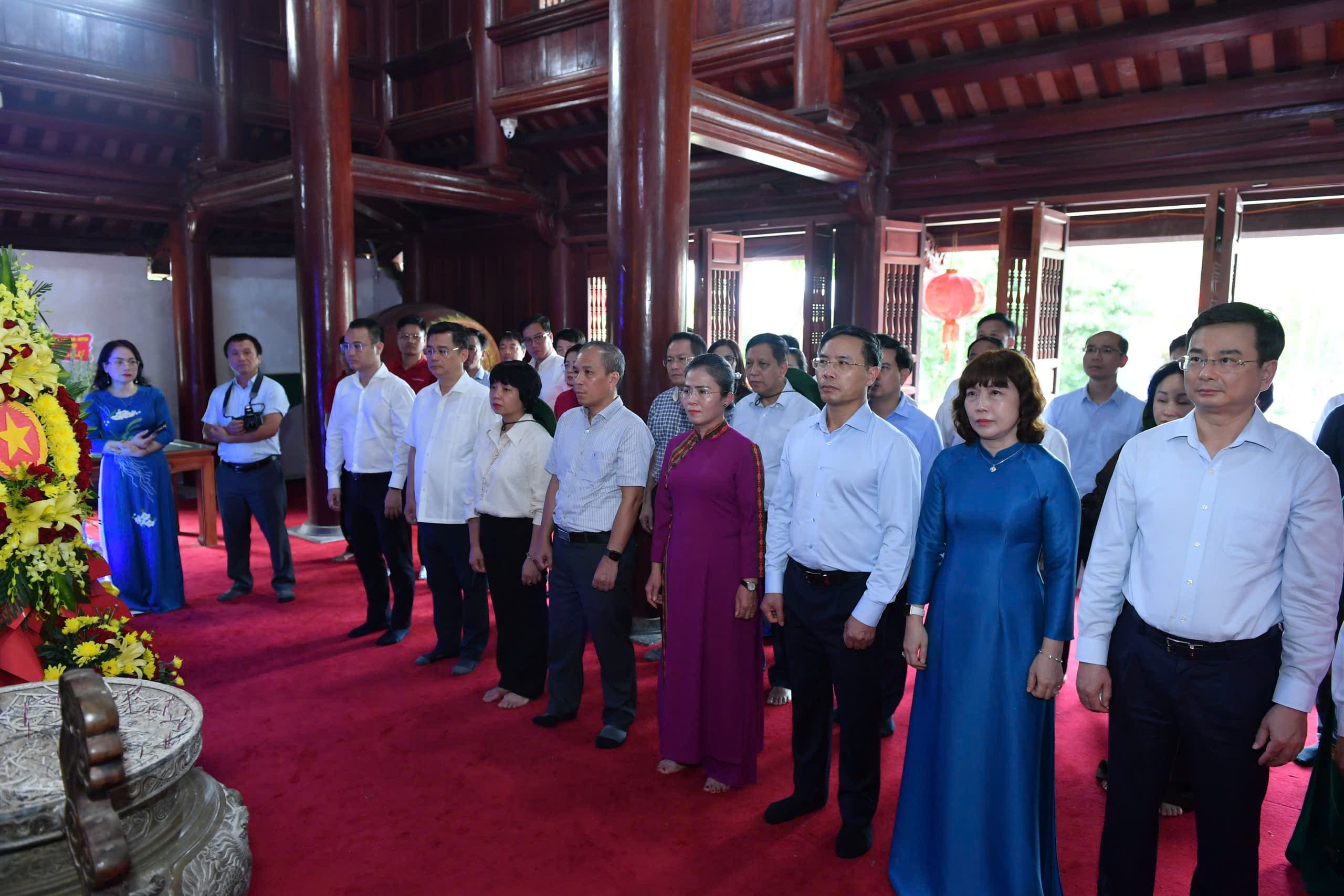 Đoàn công tác dâng hương, dâng hoa tưởng niệm Chủ tịch Hồ Chí Minh tại Khu di tích Quốc gia đặc biệt Kim Liên