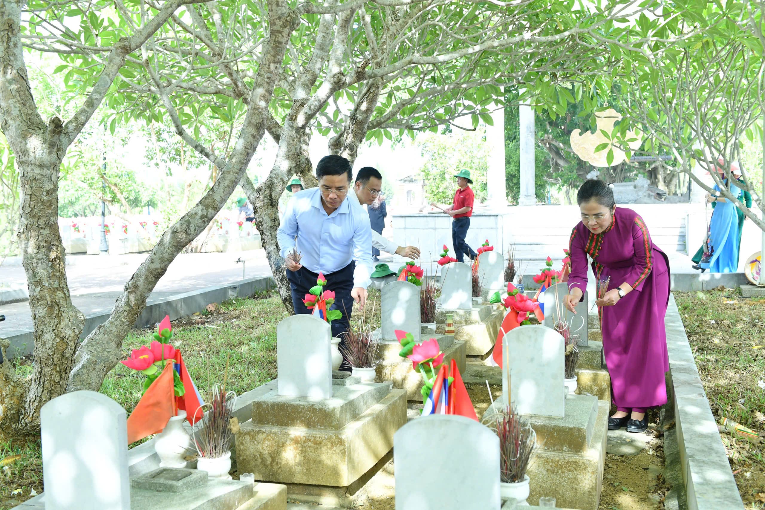 Thống đốc Phạm Đức Ấn và Đoàn công tác thắp hương các phần mộ Liệt sĩ ở Nghĩa trang Liệt sĩ Việt-Lào