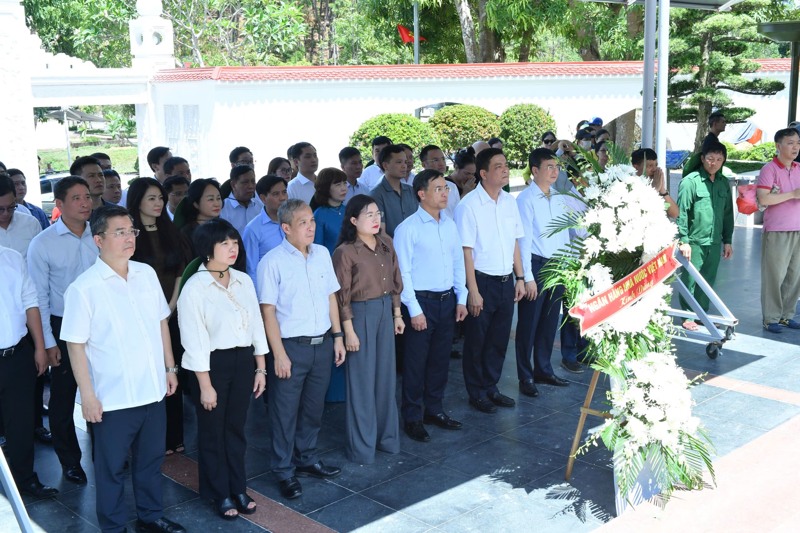 Đoàn công tác dâng hoa, dâng hương tưởng niệm các Anh hùng liệt sĩ tại Khu di tích Quốc gia đặc biệt Ngã ba Đồng Lộc