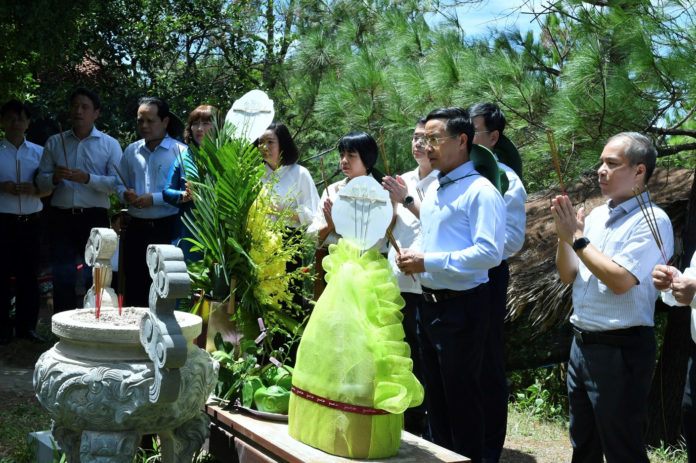 Đoàn công tác dâng hoa, dâng hương viếng mộ Đại tướng Võ Nguyên Giáp