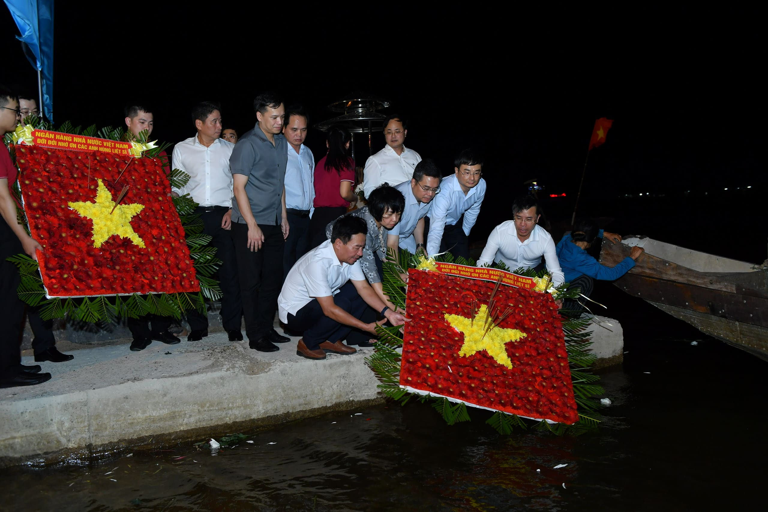 Thống đốc Phạm Đức Ấn và Đoàn Công tác thả hoa, tưởng nhớ, tri ân các Anh hùng liệt sỹ bên bờ sông Thạch Hãn