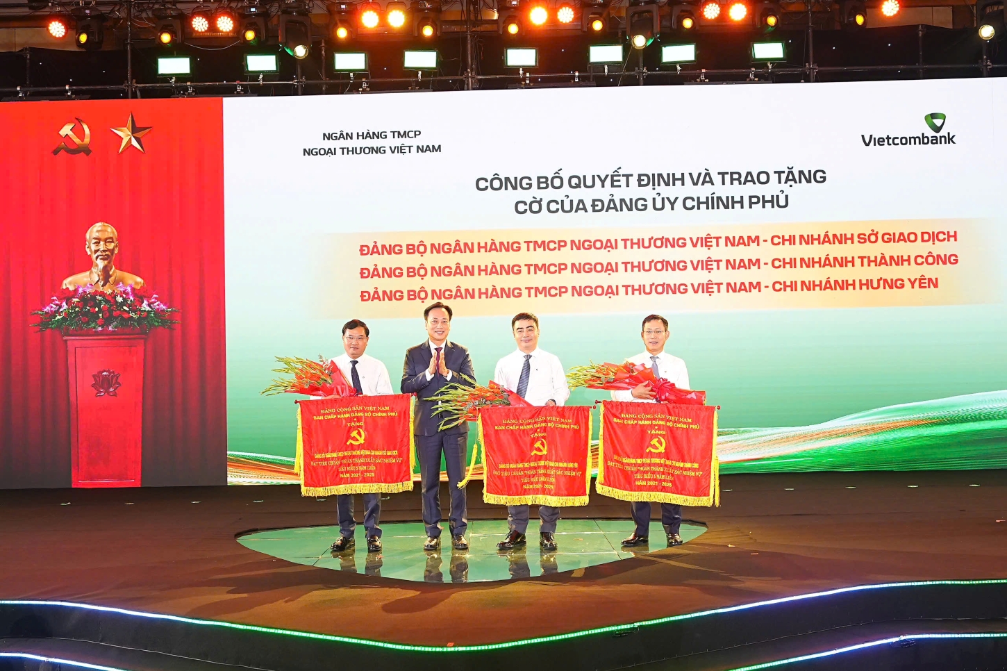 Đại diện Đảng ủy Chính phủ, đ/c Lại Xuân Lâm - Phó Bí thư Chuyên trách trao cờ và tặng hoa cho đại diện 03 Đảng bộ trực thuộc Vietcombank được công nhận đạt tiêu chuẩn hoàn thành xuất sắc nhiệm vụ tiêu biểu giai đoạn 2021-2025, gồm: Đảng bộ Chi nhánh Sở Giao dịch, Chi nhánh Thành Công và Chi nhánh Hưng Yên