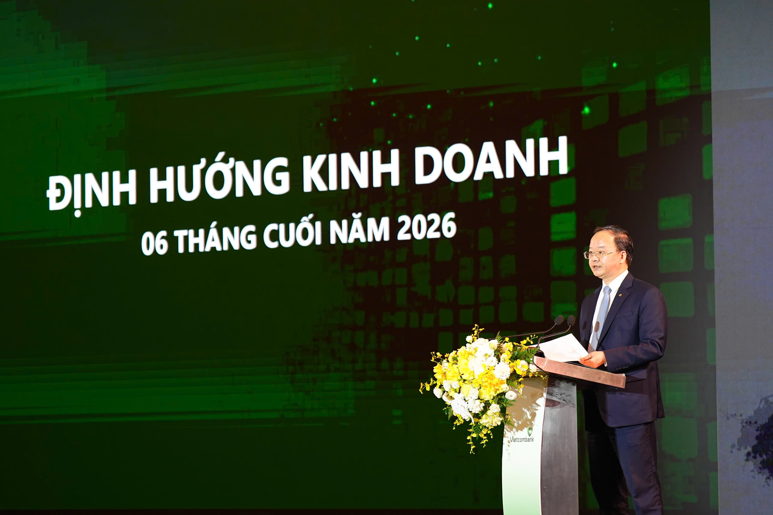 Đ/c Lê Quang Vinh - Phó Bí thư Đảng ủy, Thành viên HĐQT, Tổng Giám đốc Vietcombank trình bày báo cáo sơ kết hoạt động kinh doanh 6 tháng đầu năm, định hướng nhiệm vụ kinh doanh 6 tháng cuối năm