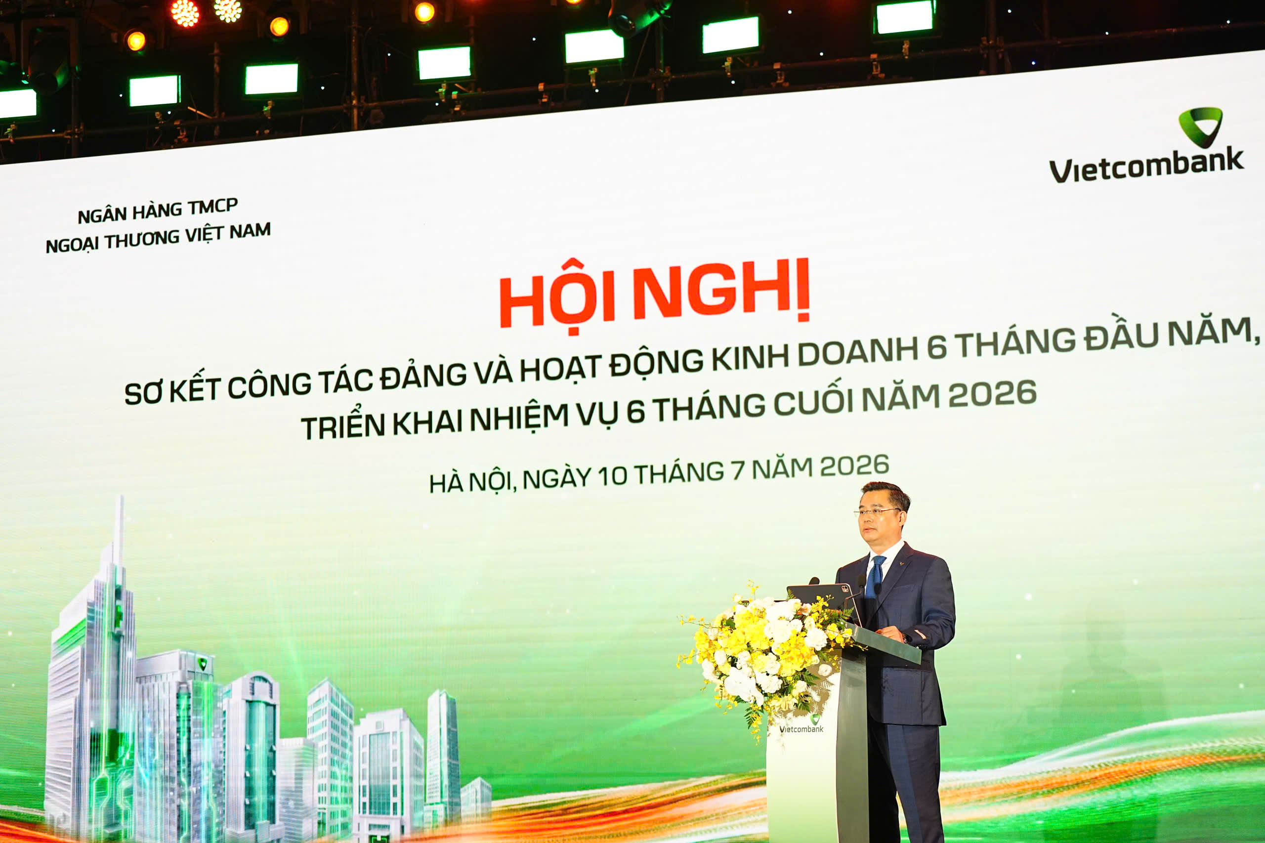 Đ/c Nguyễn Thanh Tùng - Đại biểu Quốc hội khóa XVI, Bí thư Đảng ủy, Chủ tịch HĐQT Vietcombank phát biểu khai mạc hội nghị