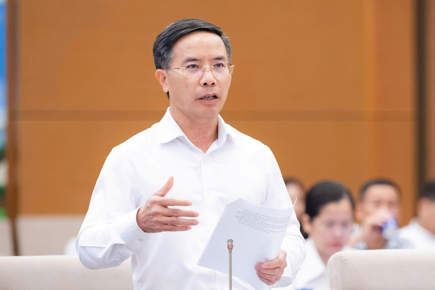Thống đốc Ngân hàng Nhà nước Việt Nam Phạm Đức Ấn trình bày Tờ trình tại Phiên họp (ảnh:quochoi.vn)