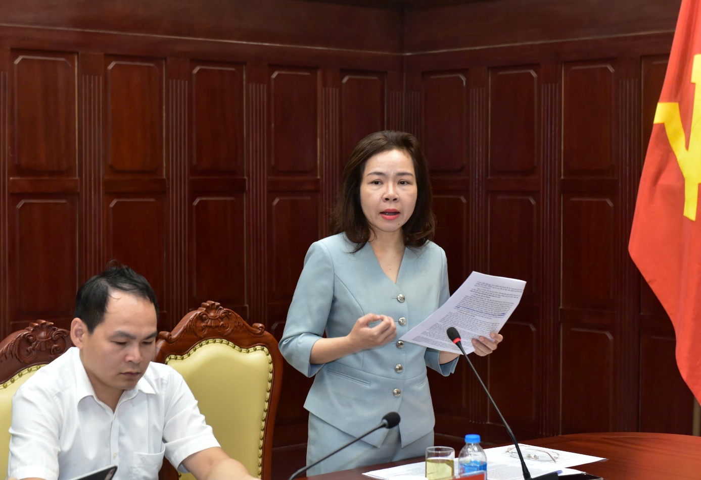 Bà Hà Thu Giang - Vụ trưởng Vụ Tín dụng NHNN báo cáo tại cuộc họp