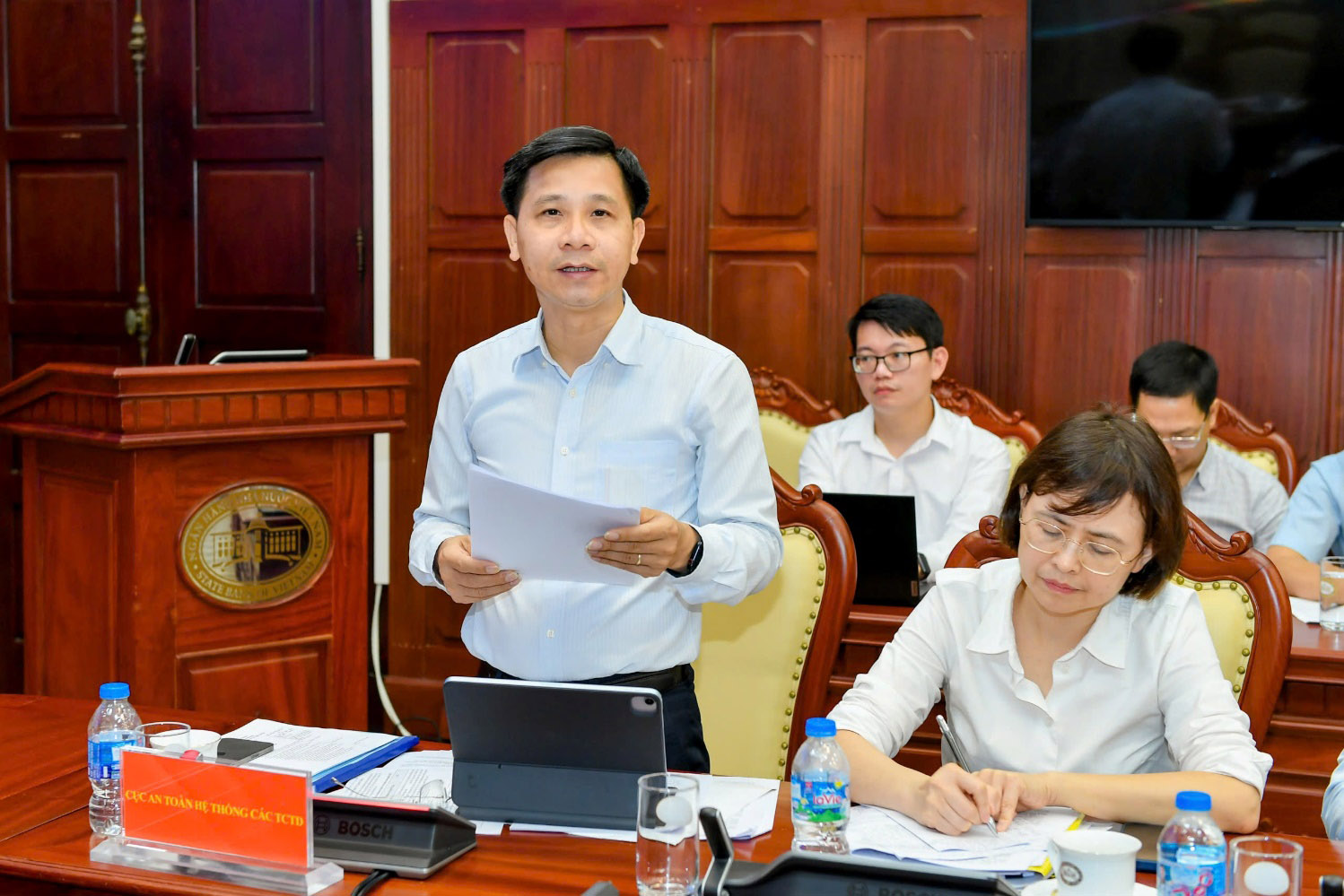 Ông Nguyễn Đức Long – Cục trưởng Cục An toàn hệ thống các TCTD trình bày báo cáo tại cuộc họp