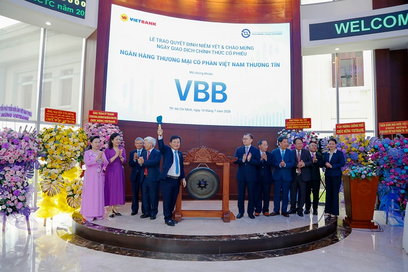 Đại diện Ban Lãnh đạo Vietbank cùng đại diện Sở Giao dịch chứng khoán TP.HCM thực hiện nghi thức đánh cồng