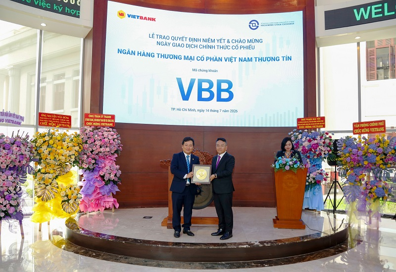 Ông Dương Nhất Nguyên – Chủ tịch HĐQT Vietbank nhận quyết định niêm yết từ ông Trịnh Sơn Hồng – Quyền Chủ tịch Sở GDCK TP.HCM