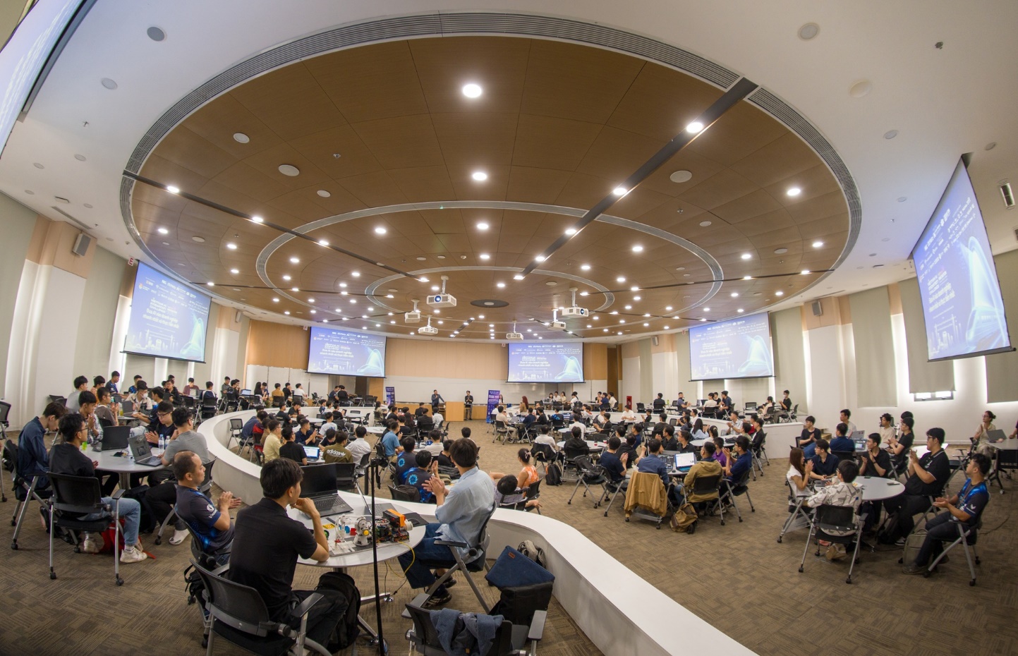 Chuỗi Unitour Vietnam AI Innovation Challenge 2026 với sự đồng hành tổ chức của SHB thu hút đông đảo các bạn sinh viên đam mê công nghệ