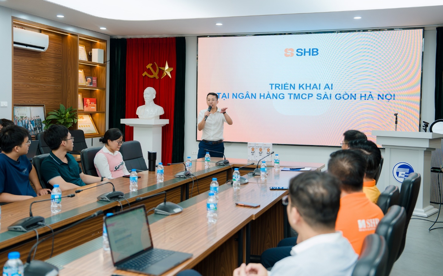 Đại diện SHB chia sẻ kinh nghiệm triển khai AI tại Ngân hàng trong một buổi Unitour của Vietnam AI Innovation Challenge 2026