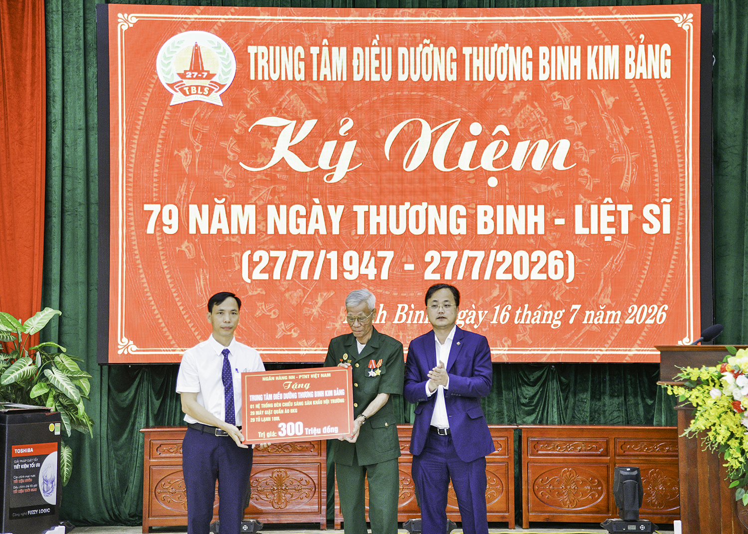 Đồng chí Tô Huy Vũ – Bí thư Đảng uỷ, Chủ tịch HĐTV Agribank (ngoài cùng bên phải) trao quà tới Trung tâm điều dưỡng thương binh Kim Bảng
