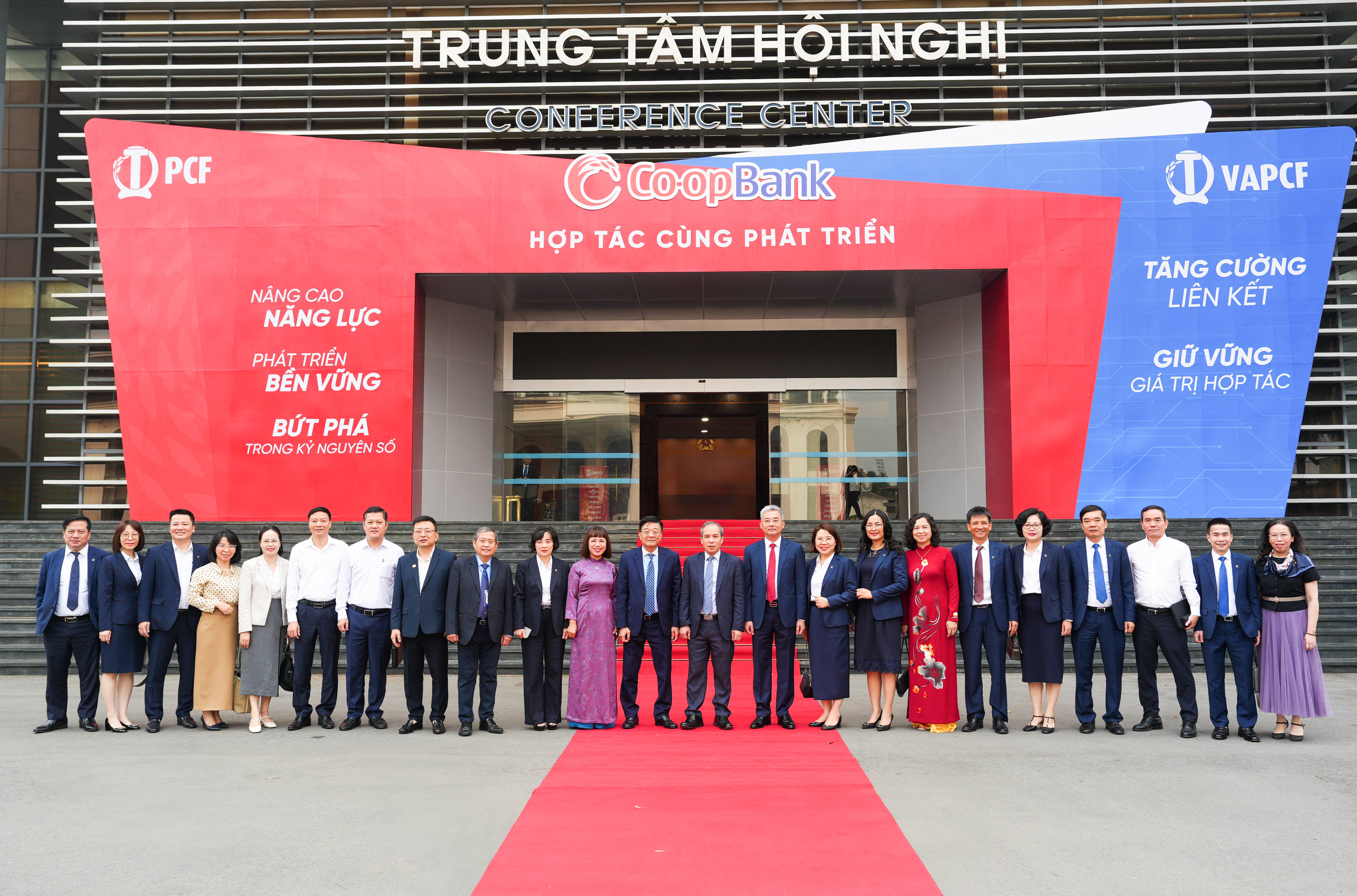 Phó Thống đốc Thường trực Ngân hàng Nhà nước Việt Nam Đoàn Thái Sơn, cùng đại diện một số lãnh đạo các đơn vị thuộc Ngân hàng Nhà nước và lãnh đạo Co-opBank chụp ảnh lưu niệm tại Đại hội Đại biểu Thành viên Co-opBank năm 2025.