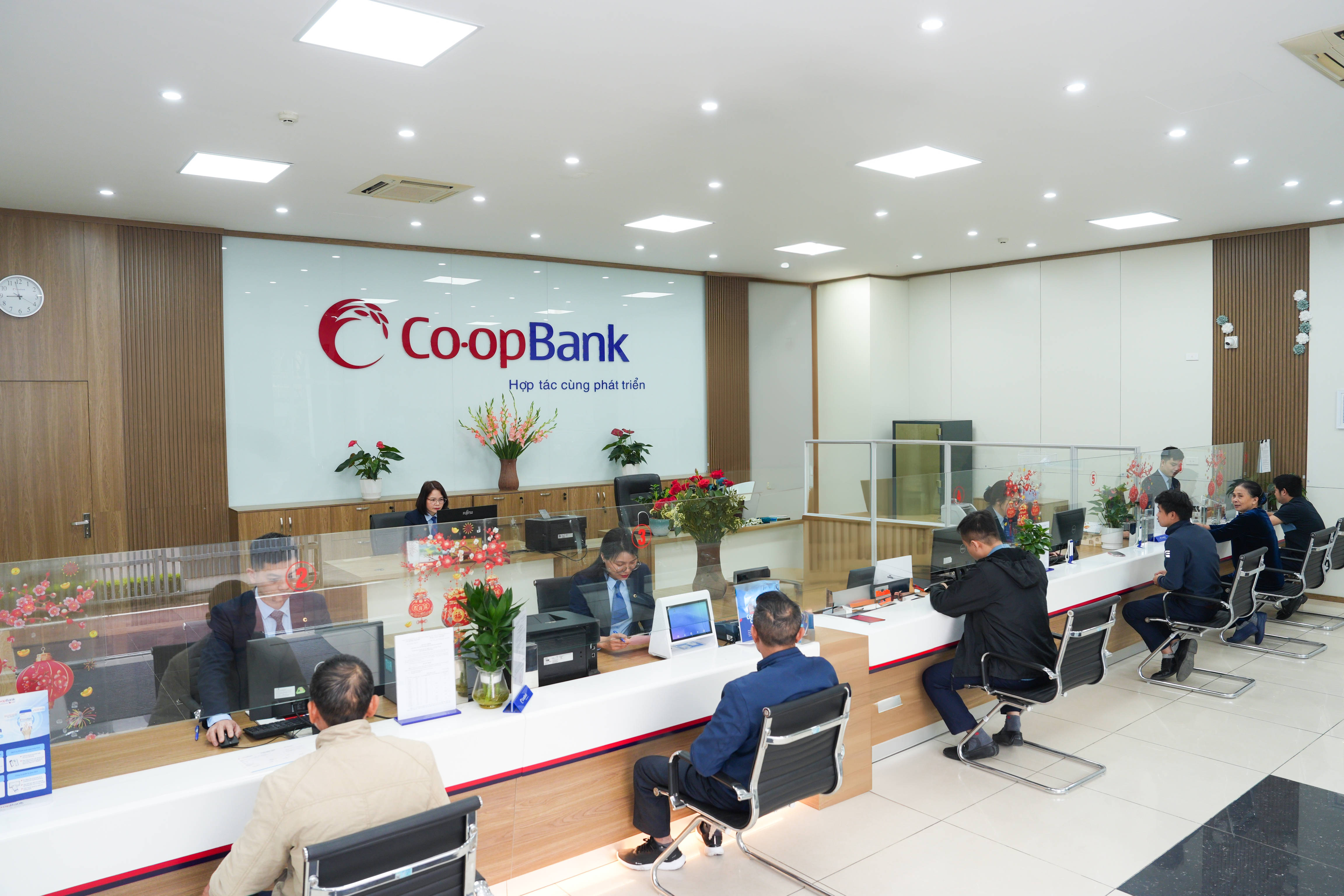 Khách hàng giao dịch tại Co-opBank
