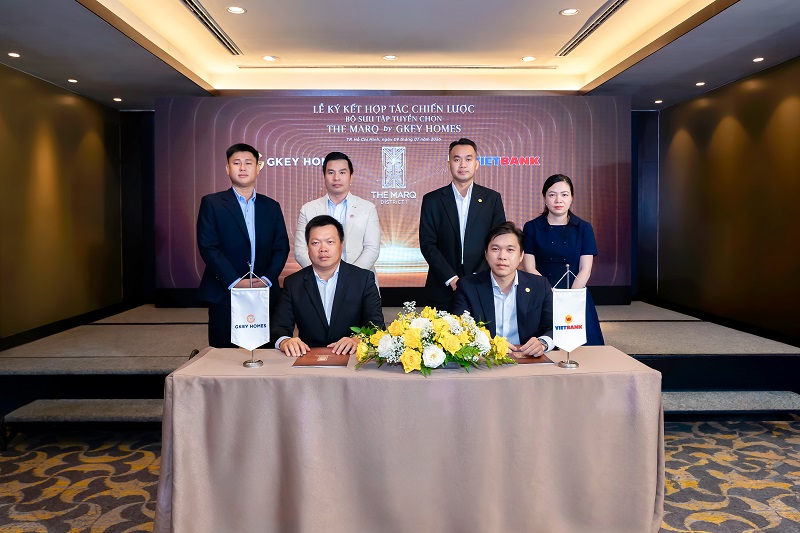 Ông Võ Duy Anh Dũng – Giám đốc Khối Bán lẻ Vietbank và ông Đỗ Duy Long – Tổng Giám đốc GKey Homes trong nghi thức ký kết hợp tác