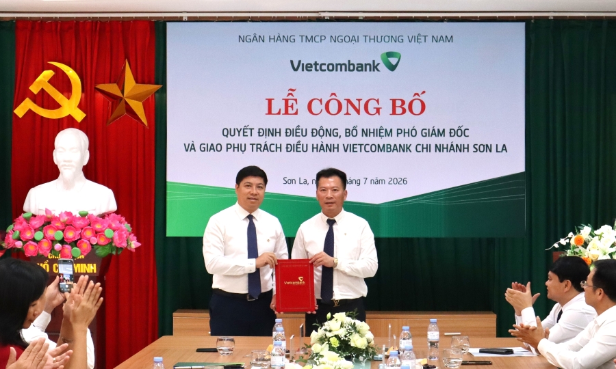 Đ/c Hồng Quang – Thành viên HĐQT kiêm Giám đốc Khối Nhân sự (bên trái) trao Quyết định điều động, bổ nhiệm, giao phụ trách điều hành đối với đ/c Đậu Nam Long