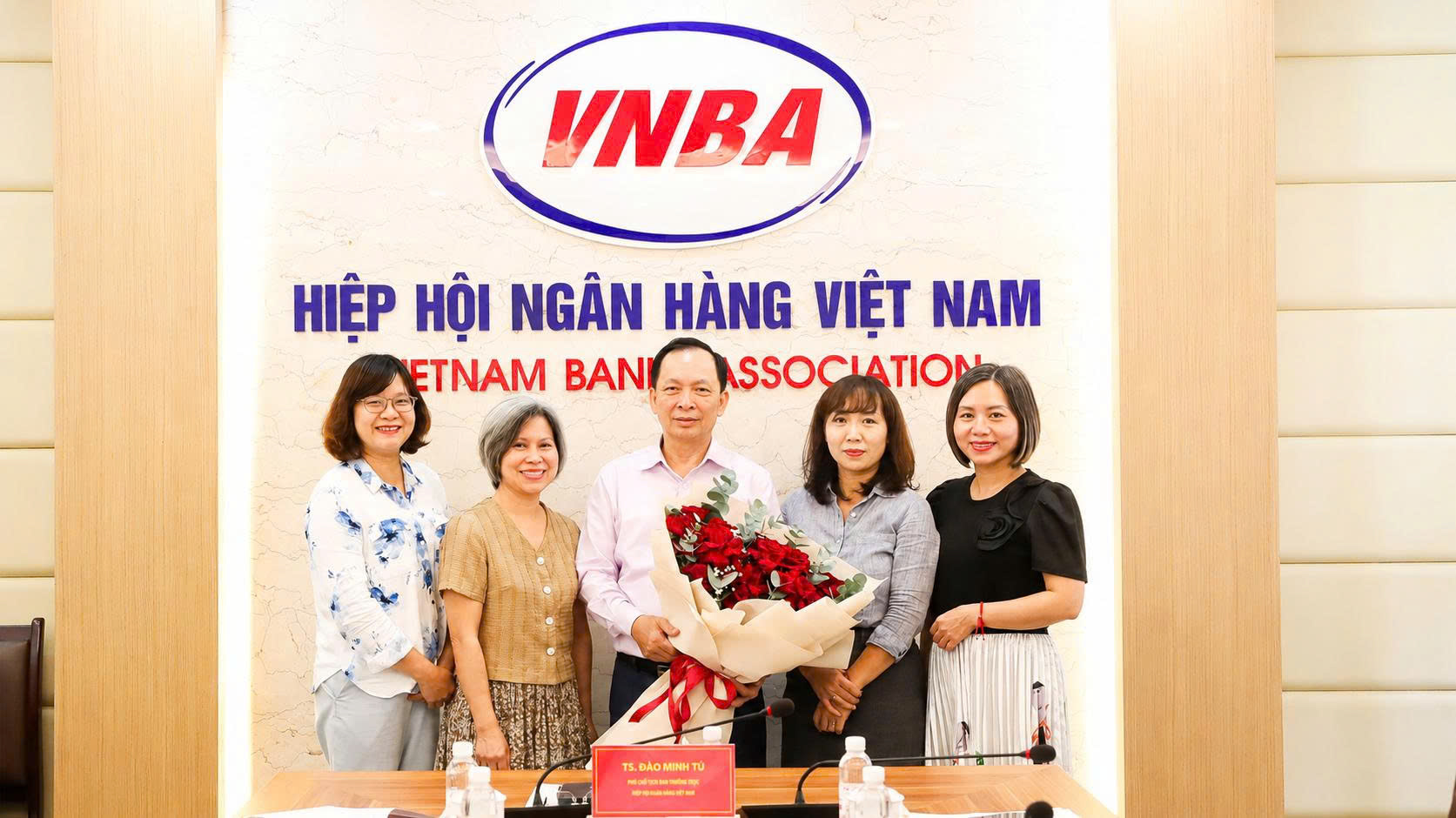 Chi ủy Cơ quan Thường trực Hiệp hội Ngân hàng Việt Nam và các tổ trưởng Tổ đảng tặng hoa chúc mừng đồng chí Đào Minh Tú