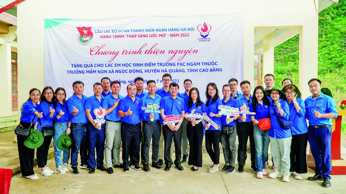 Tặng quà cho các em học sinh điểm trường Pác Ngàm thuộc trường mầm non xã Ngọc Động, huyện Hà Quảng, tỉnh Cao Bằng (cũ) - Năm 2023