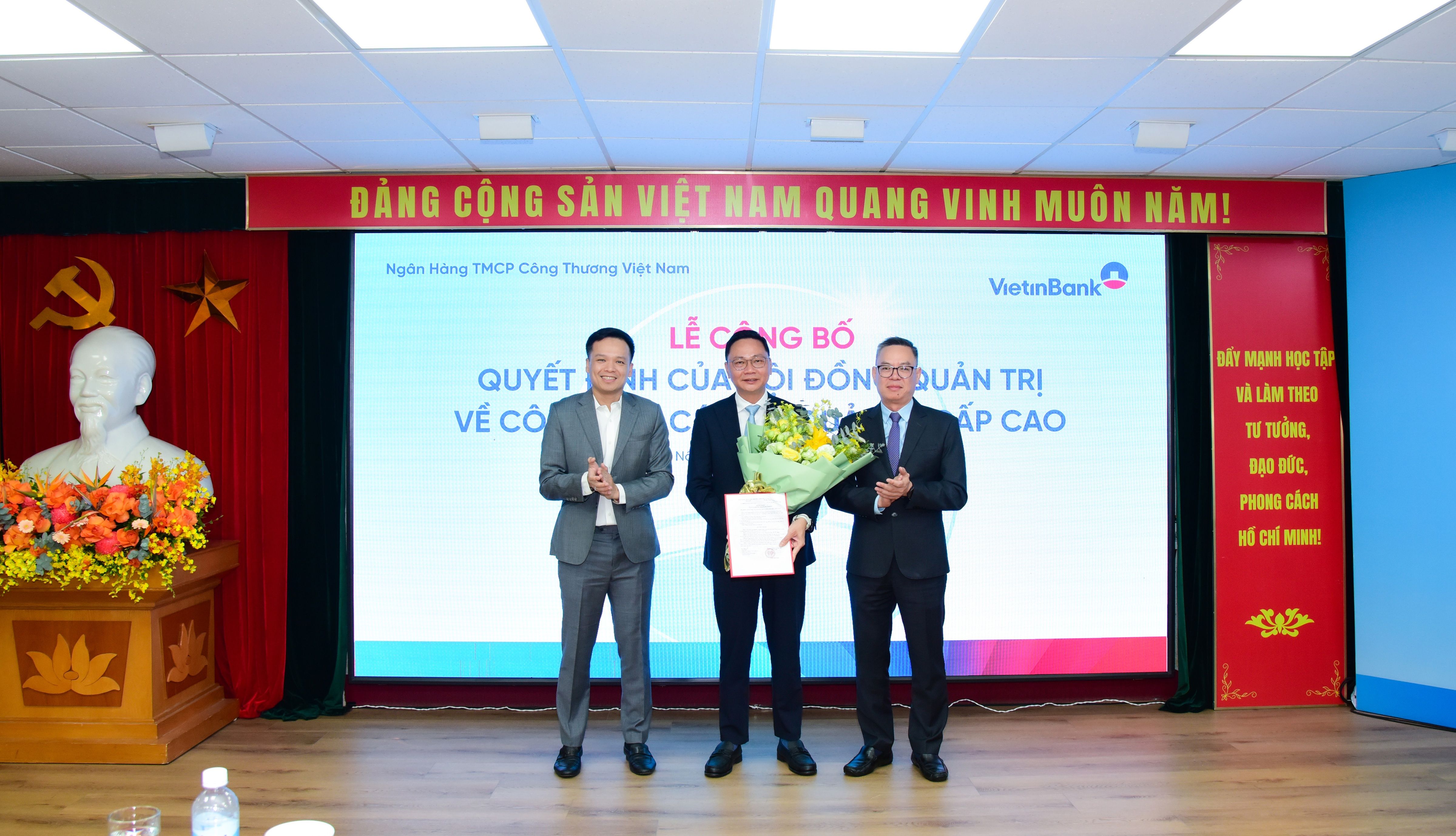 Ông Nguyễn Thanh Tùng nhận Quyết định bổ nhiệm chức vụ Phó Tổng Giám đốc VietinBank