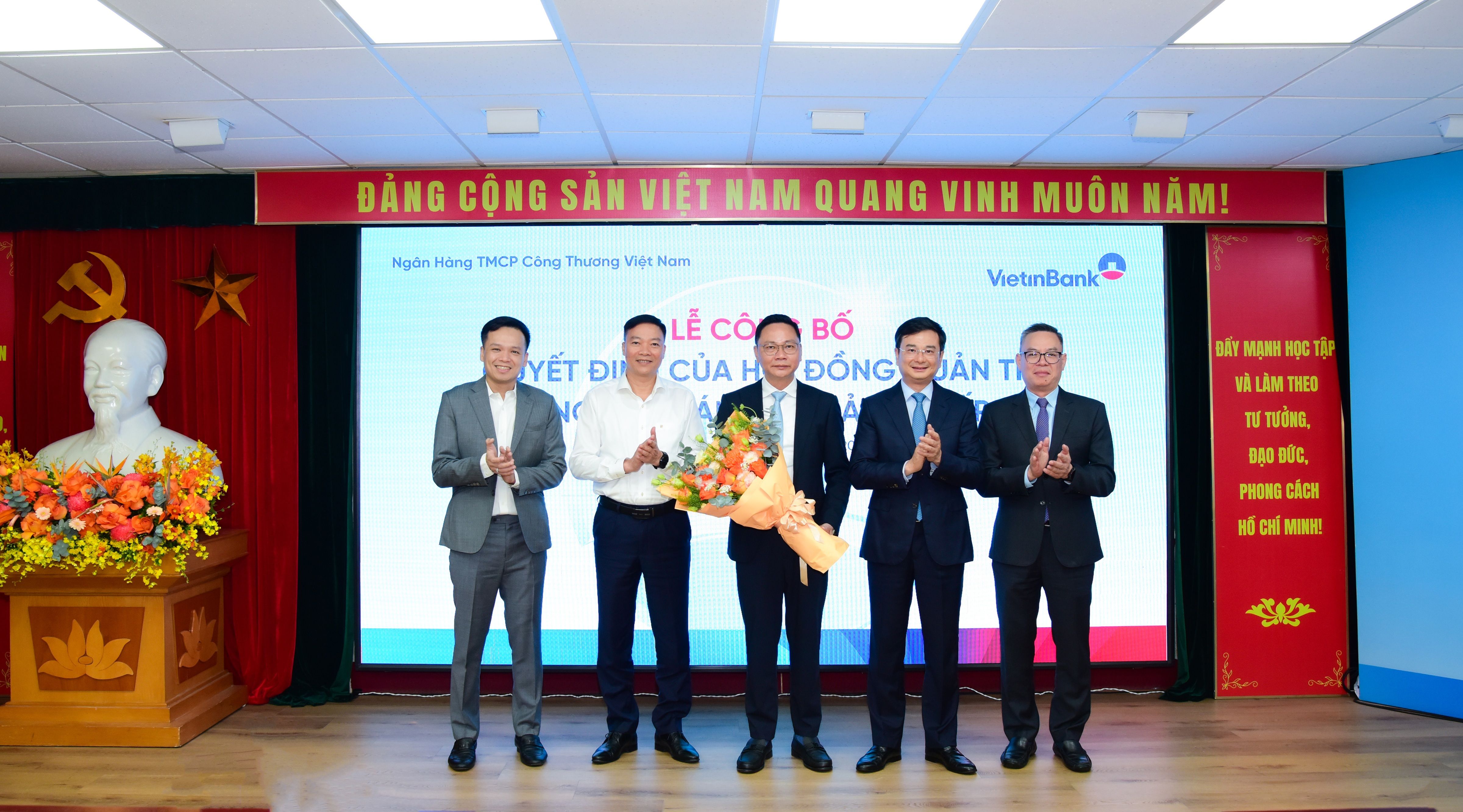 Lãnh đạo NHNN và Ban Lãnh đạo VietinBank tặng hoa chúc mừng ông Nguyễn Thanh Tùng