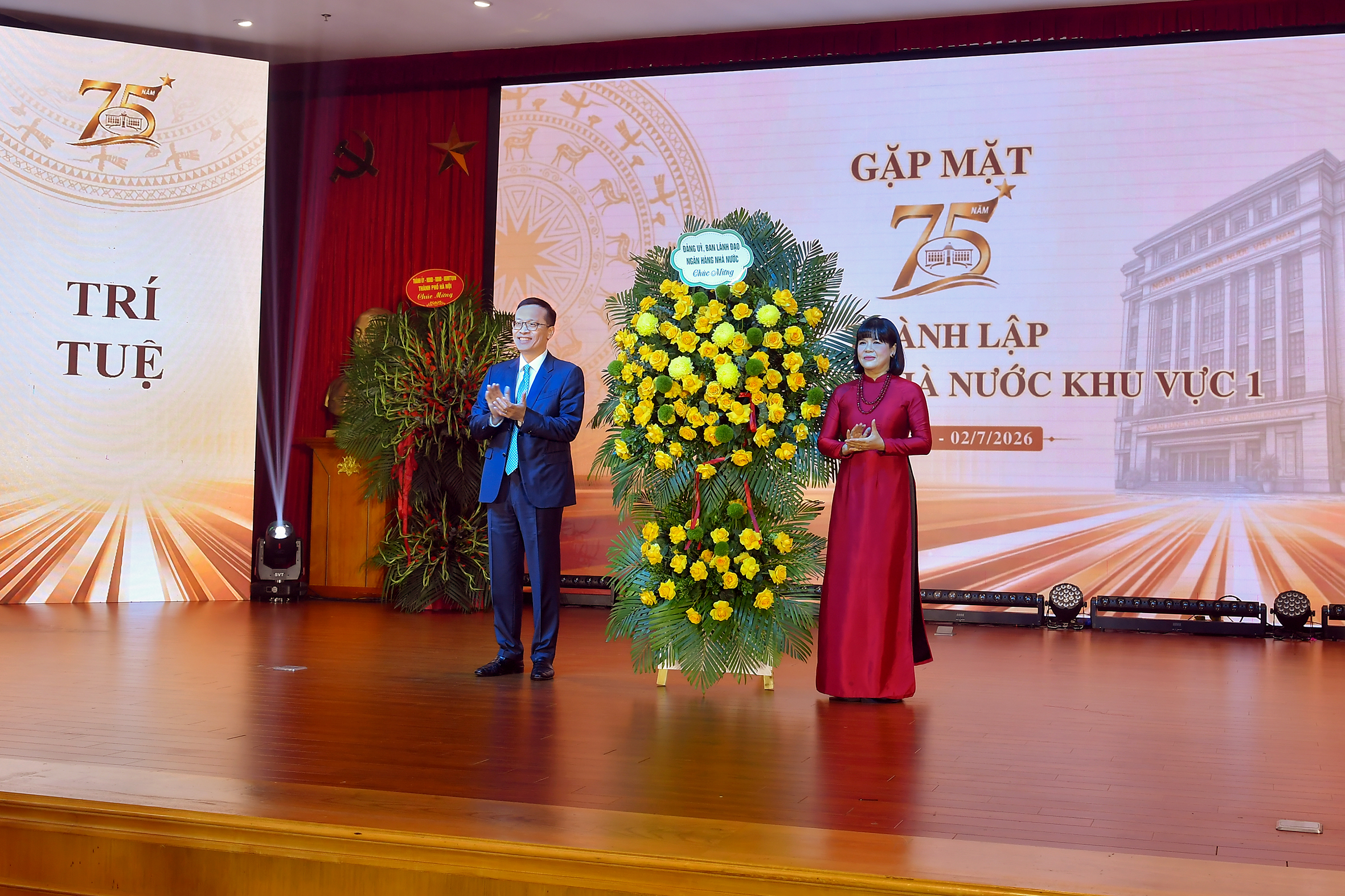 Phó Thống đốc NHNN Phạm Quang Dũng thay mặt Ban lãnh đạo NHNN trao tặng lẵng hoa chúc mừng NHNN Khu vực 1