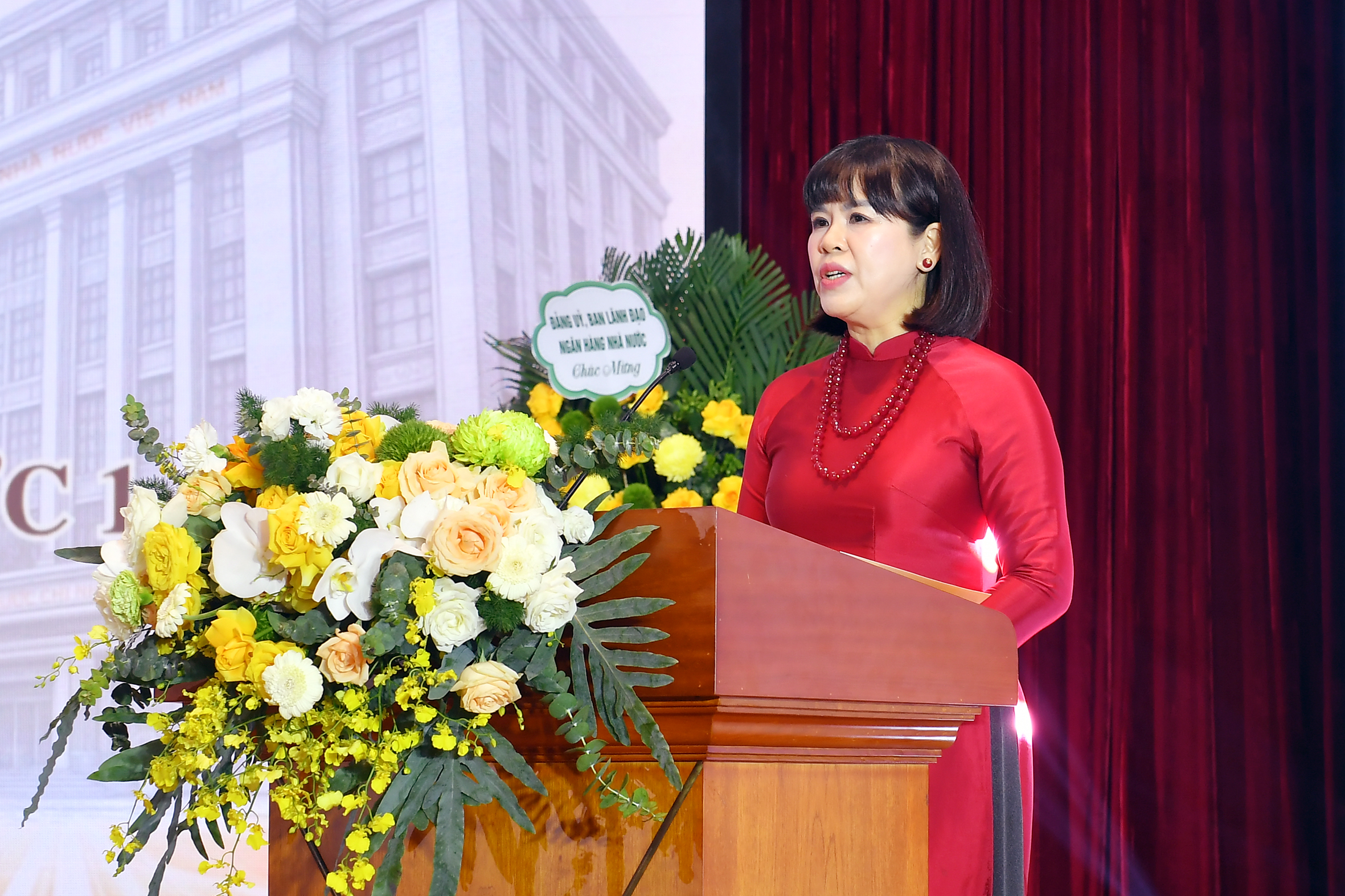 Đồng chí Nguyễn Thị Hoà – Bí thư Đảng uỷ, Giám đốc NHNN Khu vực 1 phát biểu