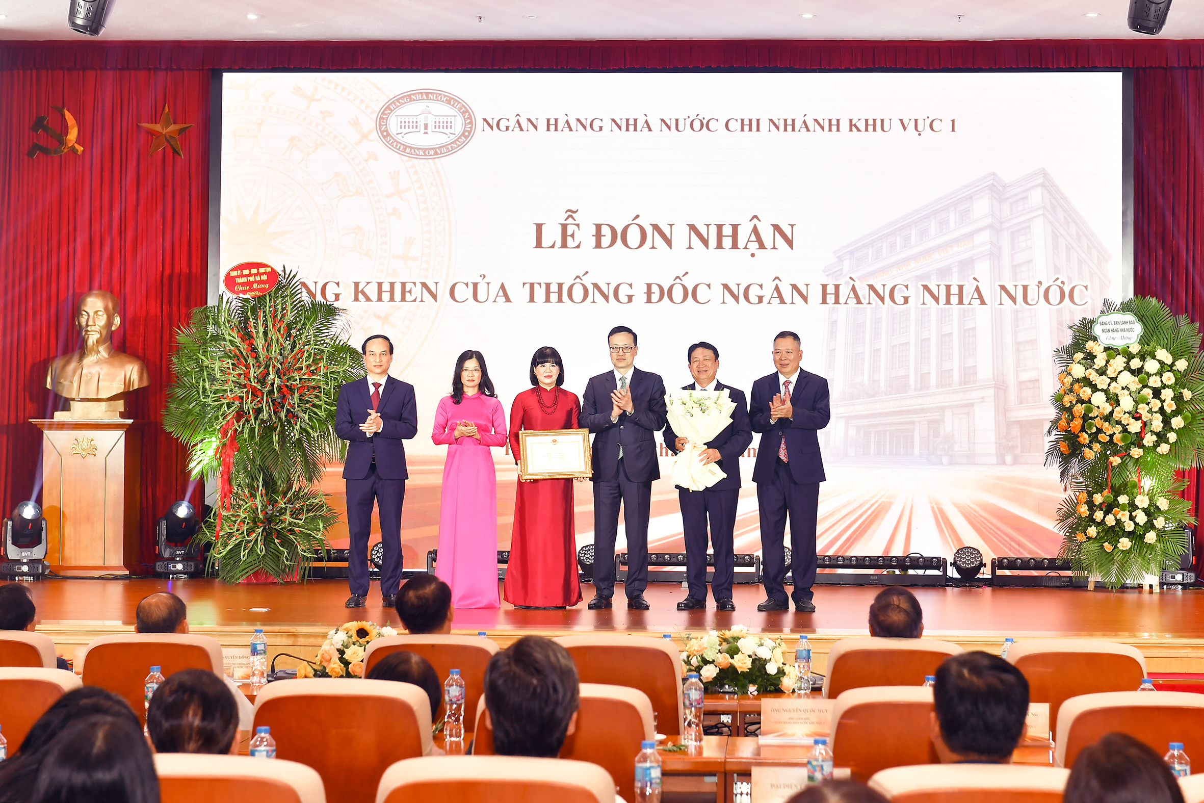 Phó Thống đốc NHNN Phạm Quang Dũng thay mặt Thống đốc NHNN trao tặng Bằng khen và tặng hoa cho NHNN khu vực 1 đã có thành tích xuất sắc trong phong trào thi đua hoạt động của cụm khối thi đua năm 2025
