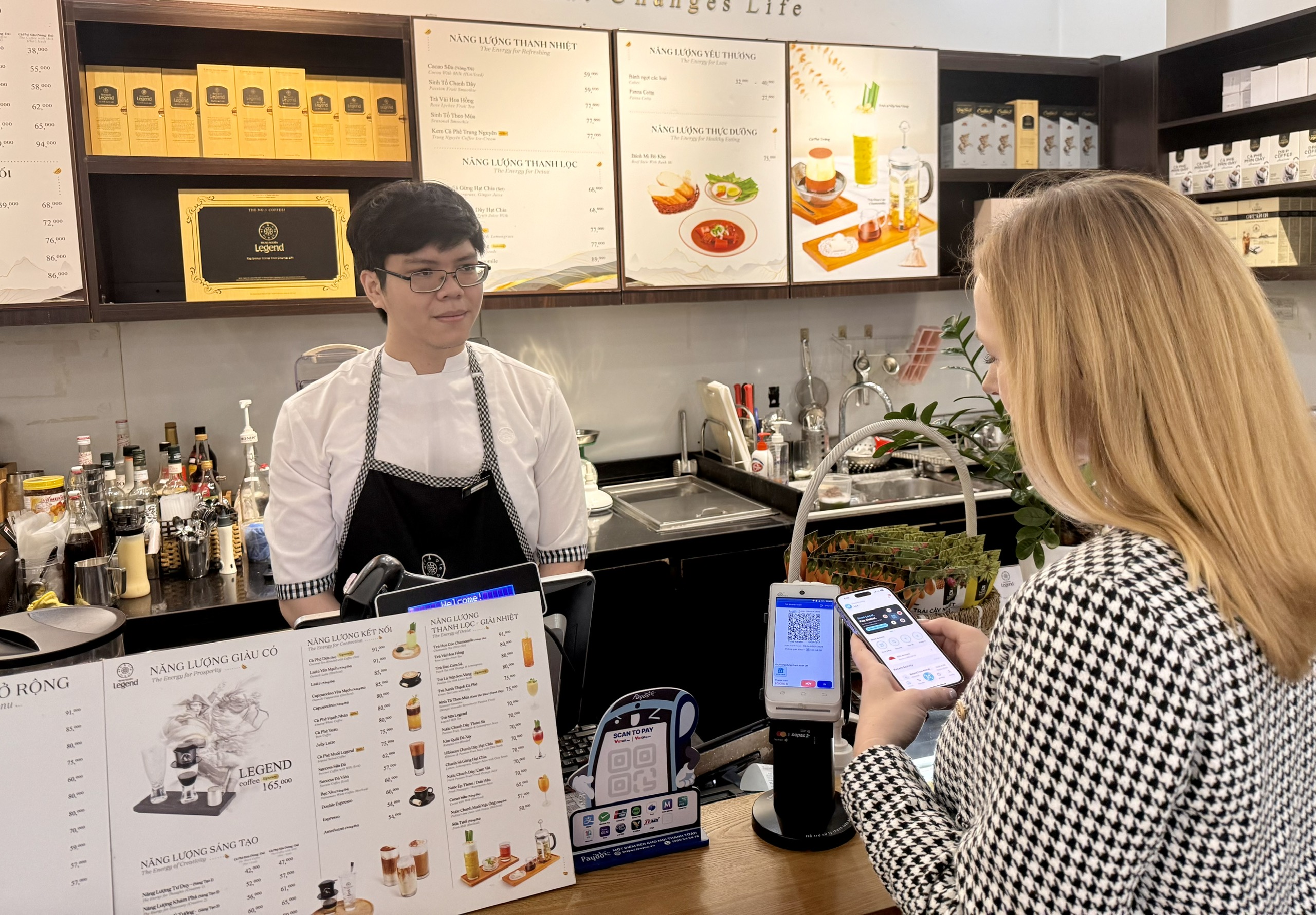 Singaporean tourists pay via QR codes in Vietnam