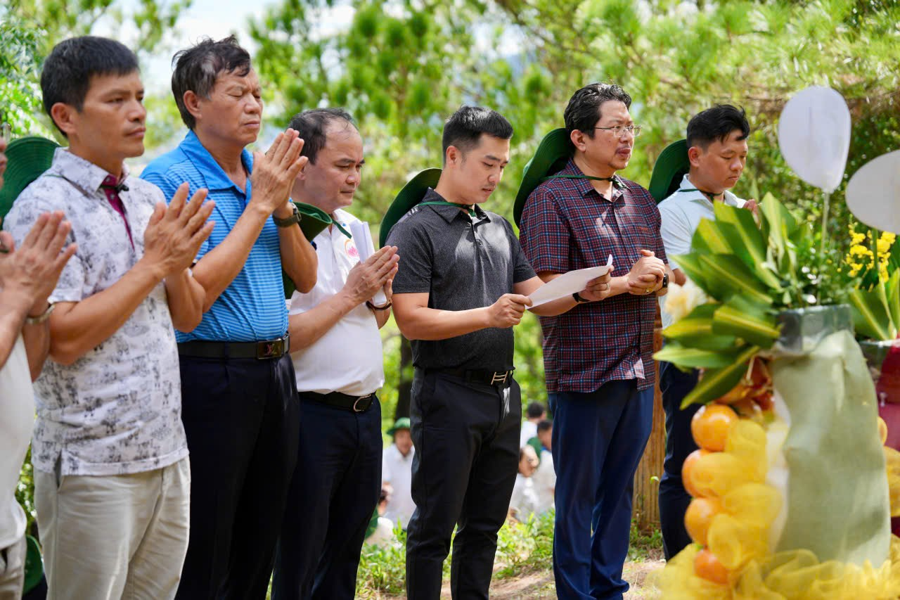 Bí thư Đảng bộ, Chủ tịch Hội đồng thành viên Trần Trung Dũng cùng các lãnh đạo VAMC dâng hương, dâng hoa tưởng niệm Đại tướng Võ Nguyên Giáp