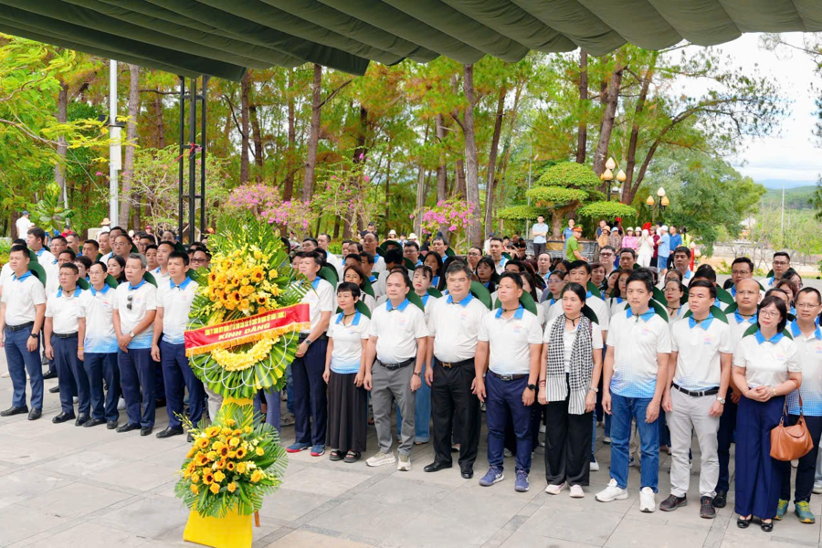 Đoàn công tác dâng hoa, dâng hương tại Nghĩa trang liệt sĩ Quốc gia Trường Sơn