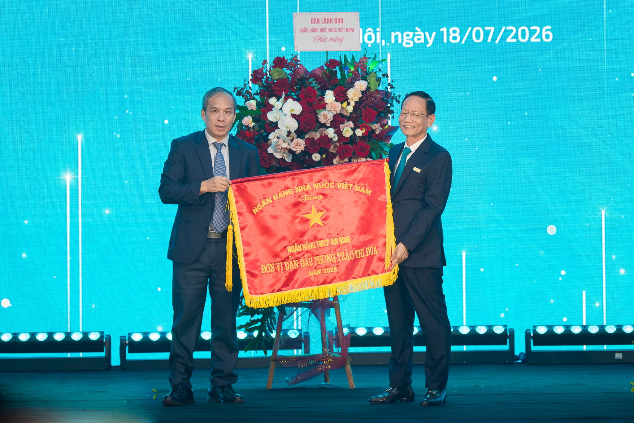 Đại diện NHNN trao “Cờ thi đua của NHNN” cho ABBank, ghi nhận những thành tích tiêu biểu trong phong trào thi đua của ngành Ngân hàng