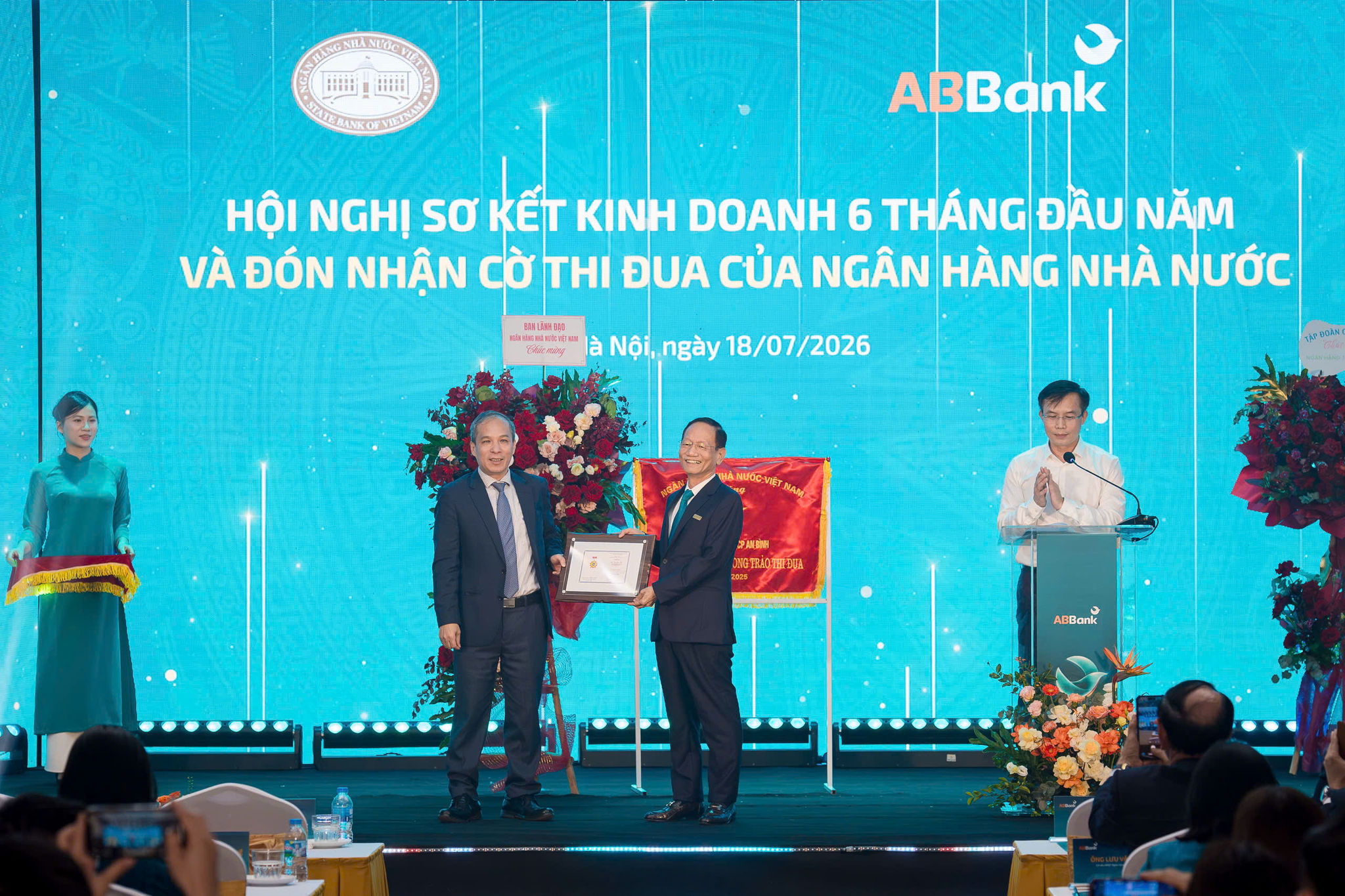 Ông Vũ Văn Tiền - Chủ tịch HĐQT ABBank nhận Kỷ niệm chương “Vì sự nghiệp Ngân hàng Việt Nam.