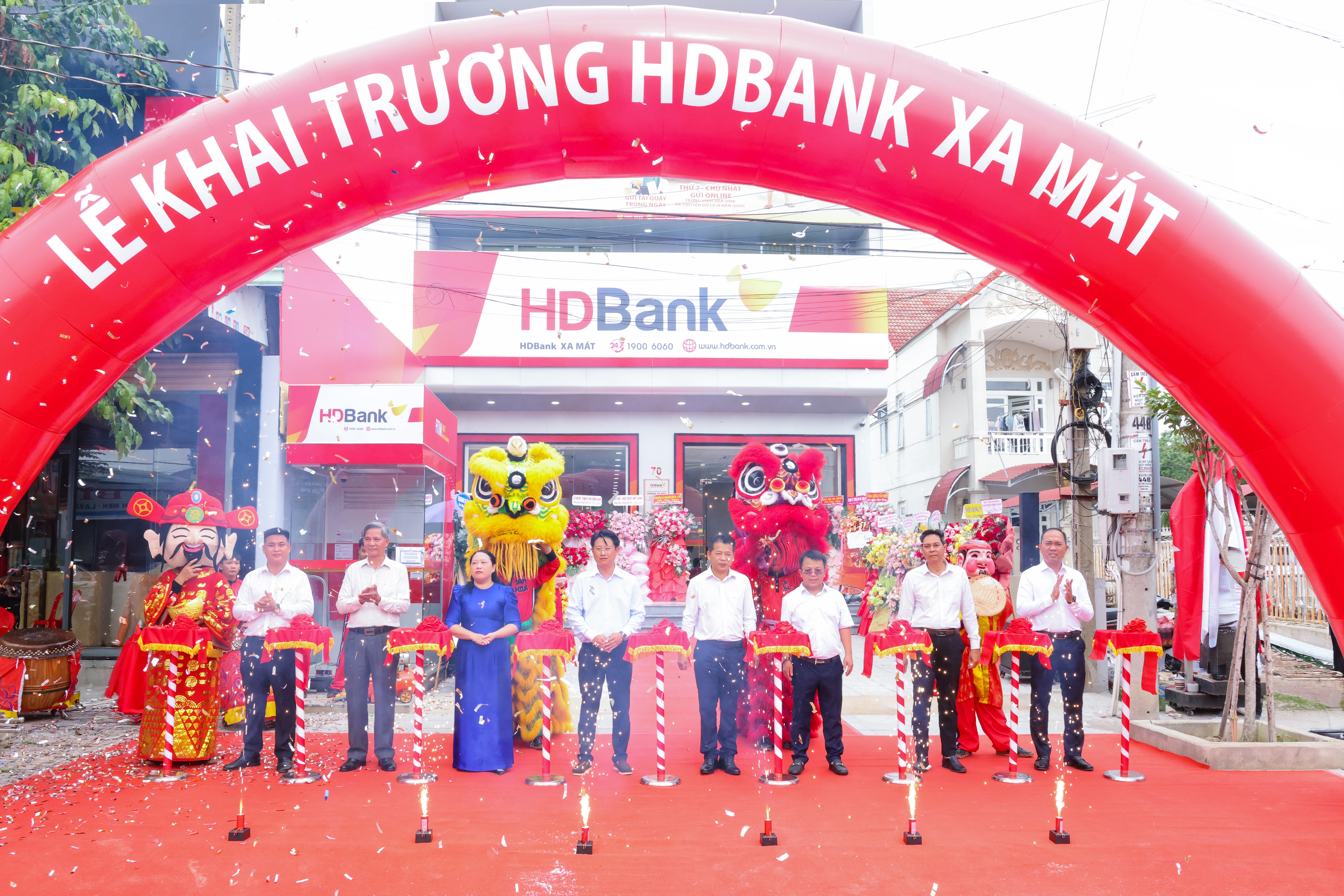 Lễ cắt băng khai HDBank Xa Mát