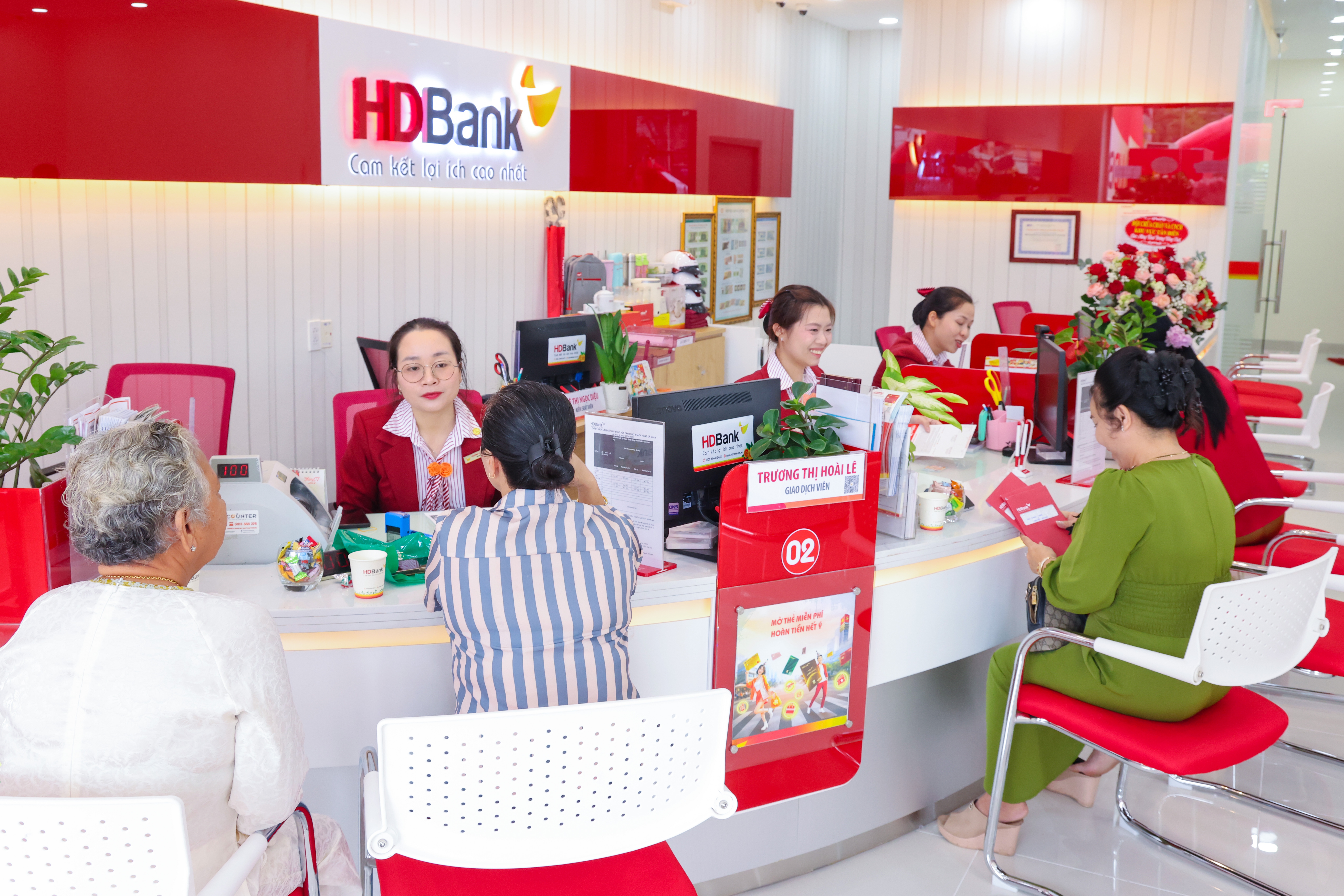 Khách hàng giao dịch tại HDBank