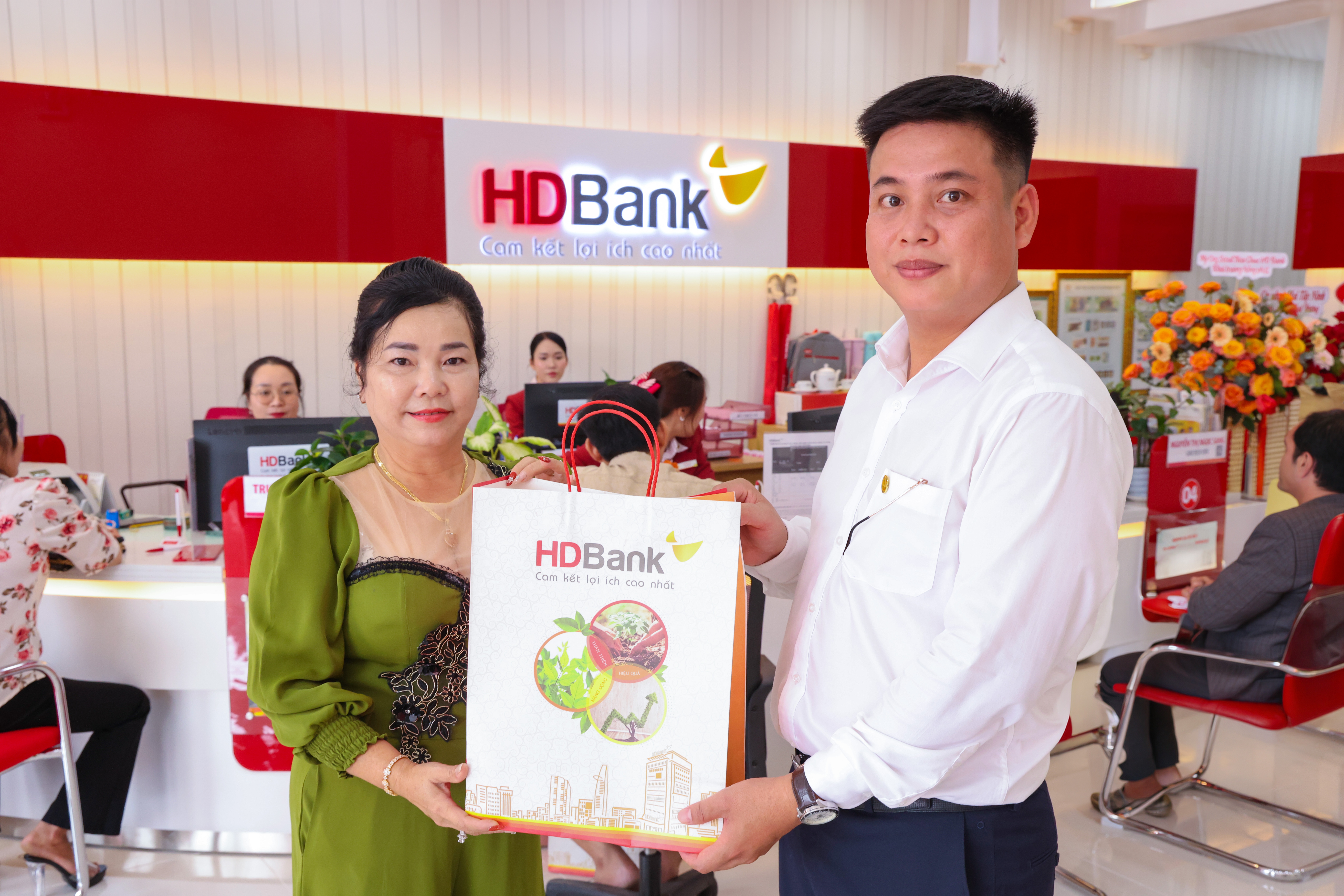 Những phần quà được trao cho khách hàng trong ngày đầu khai trương